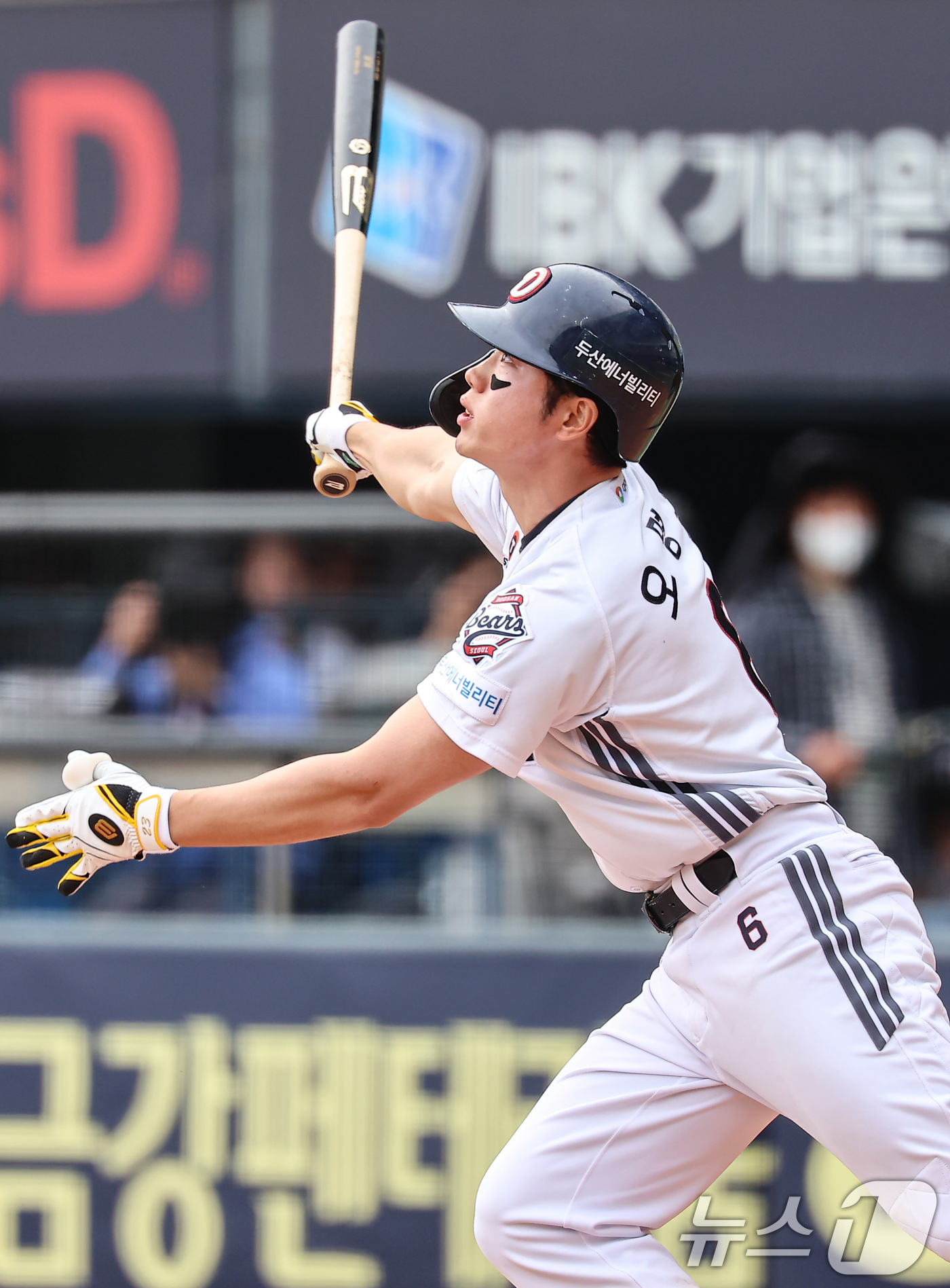 (서울=뉴스1) 김도우 기자 = 27일 서울 송파구 잠실야구장에서 열린 프로야구 '2025 신한 SOL 뱅크 KBO리그' 롯데 자이언츠와 두산 베어스의 경기, 5회말 1사 2루 상 …