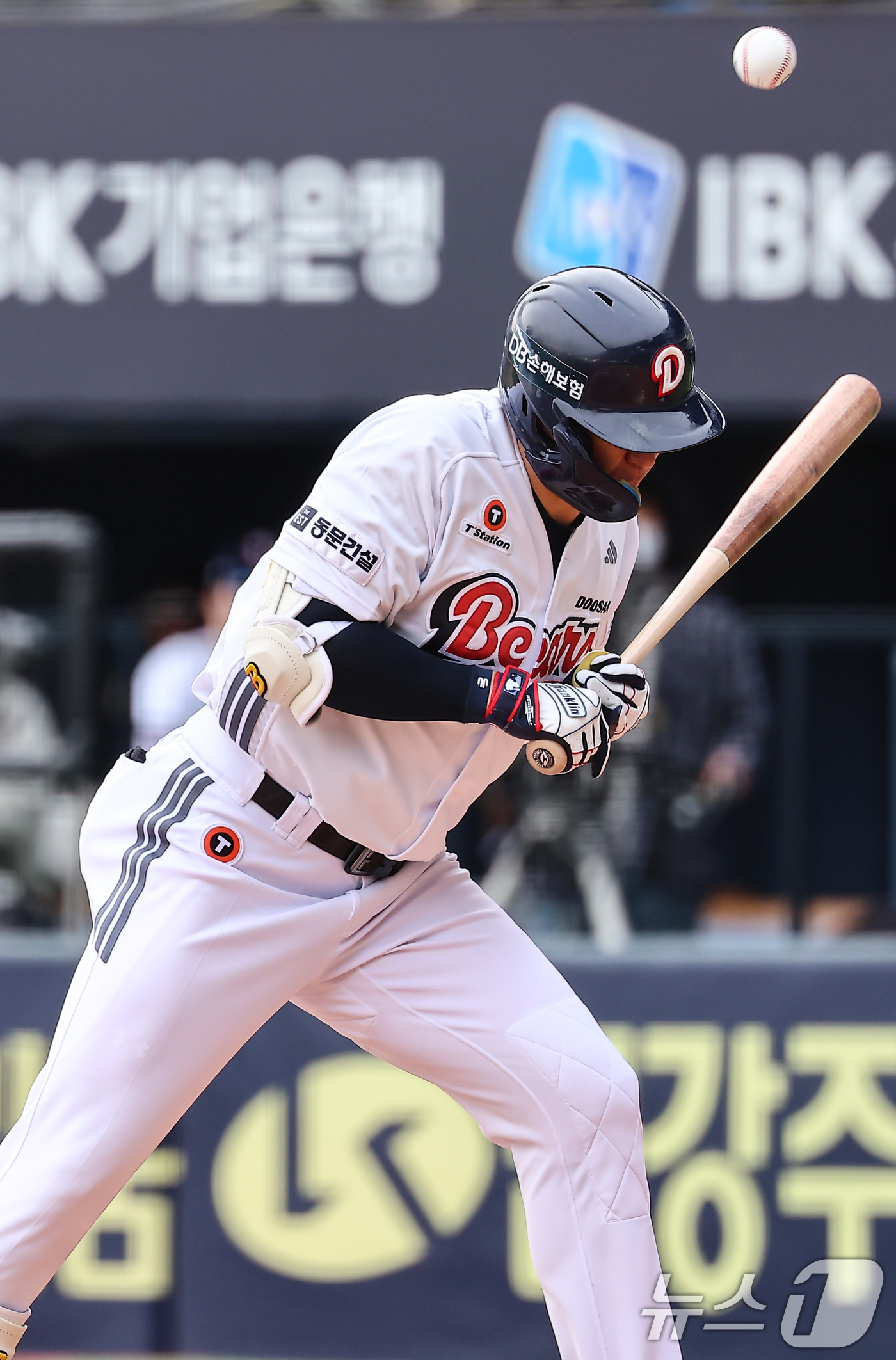 (서울=뉴스1) 김도우 기자 = 27일 서울 송파구 잠실야구장에서 열린 프로야구 '2025 신한 SOL 뱅크 KBO리그' 롯데 자이언츠와 두산 베어스의 경기, 6회말 2사 2루 상 …