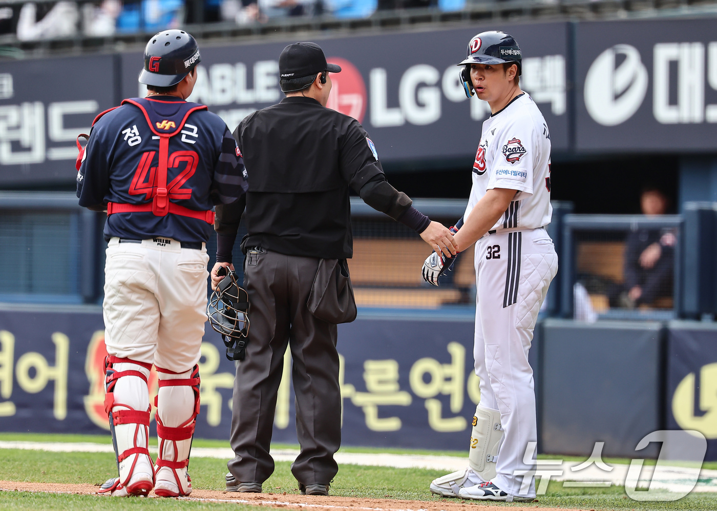 (서울=뉴스1) 김도우 기자 = 27일 서울 송파구 잠실야구장에서 열린 프로야구 '2025 신한 SOL 뱅크 KBO리그' 롯데 자이언츠와 두산 베어스의 경기, 6회말 2사 2루 상 …