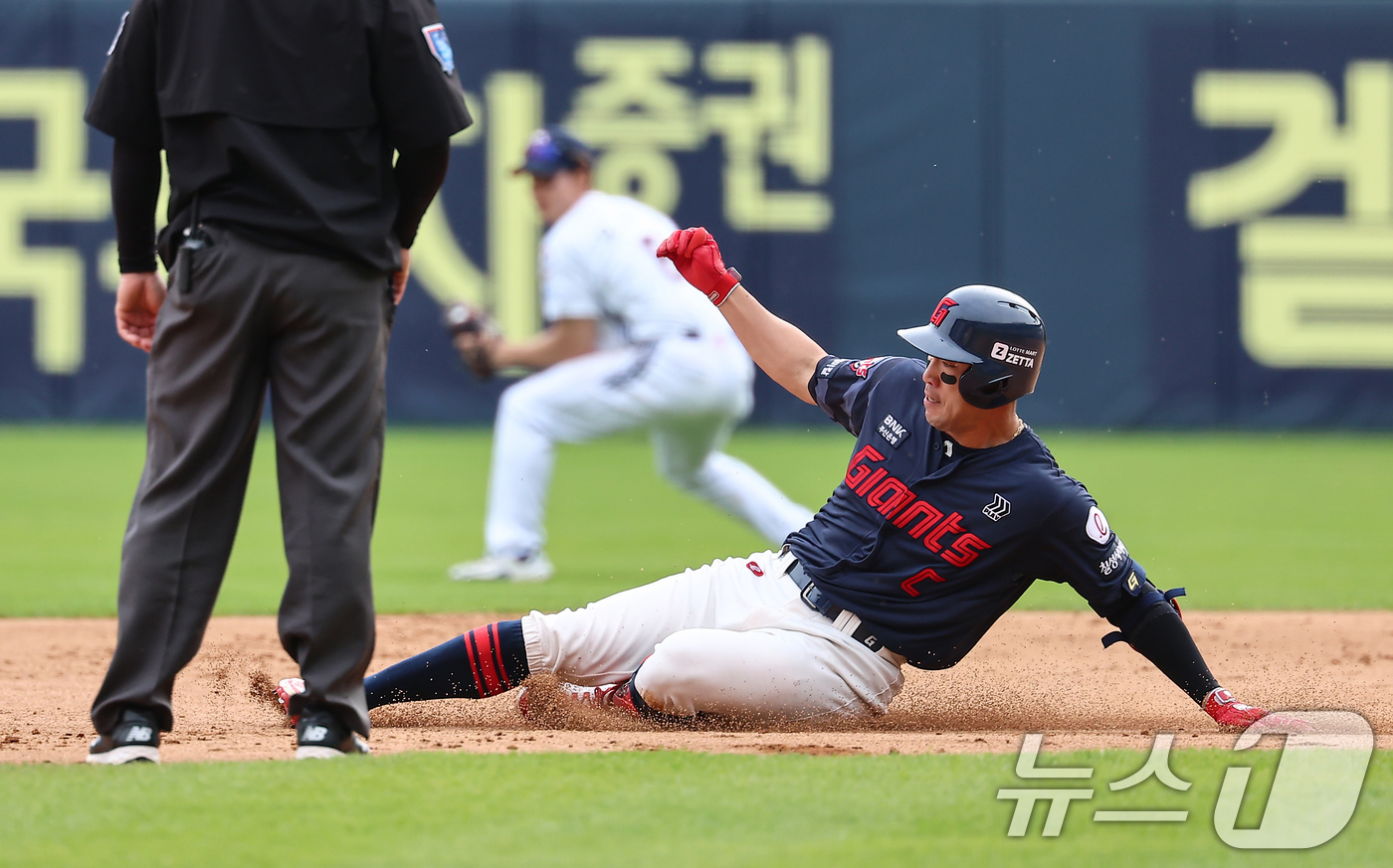 (서울=뉴스1) 김도우 기자 = 27일 서울 송파구 잠실야구장에서 열린 프로야구 '2025 신한 SOL 뱅크 KBO리그' 롯데 자이언츠와 두산 베어스의 경기, 7회초 선두타자로 나 …