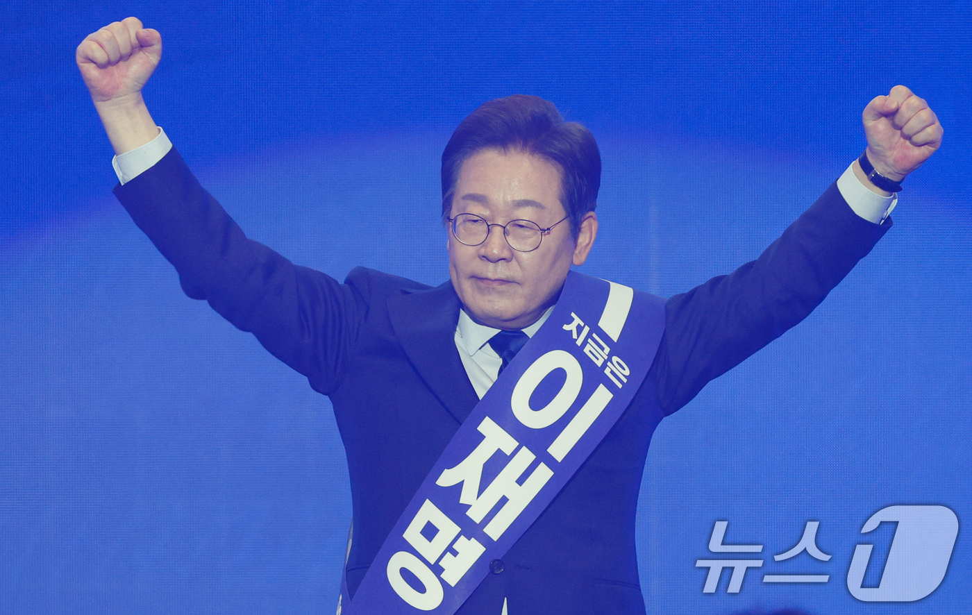 (고양=뉴스1) 안은나 기자 = 이재명 더불어민주당 대선 경선 후보가 27일 경기 고양시 킨텍스에서 열린 수도권·강원·제주 합동연설회에 참석해 정견발표를 마친 뒤 인사하고 있다. …