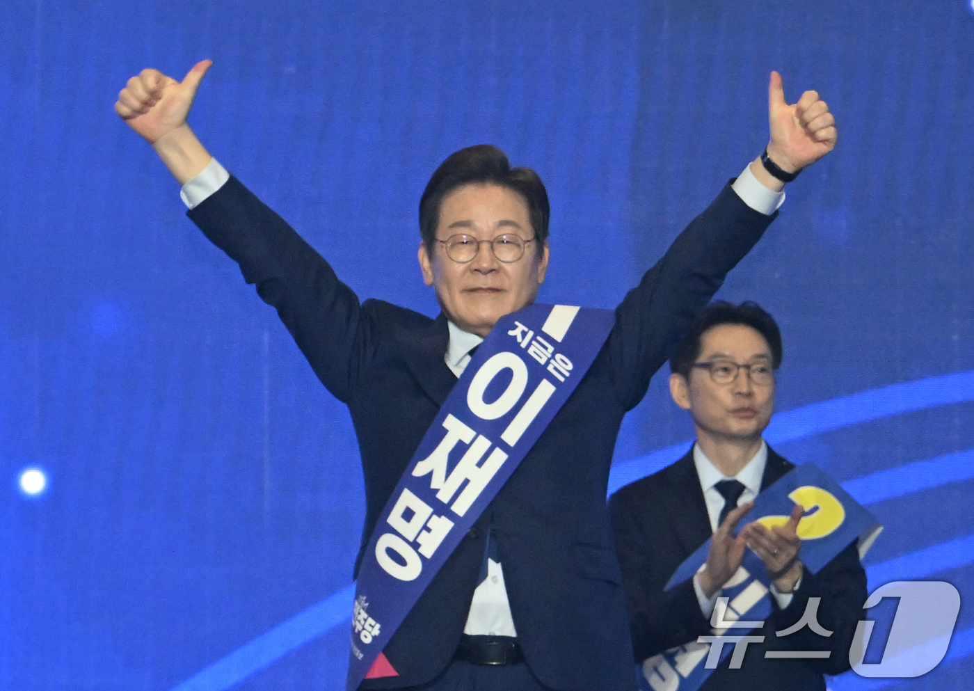 (고양=뉴스1) 안은나 기자 = 이재명 더불어민주당 대선 경선 후보가 27일 경기 고양시 킨텍스에서 열린 수도권·강원·제주 합동연설회에서 인사하고 있다. (공동취재) 2025.4. …