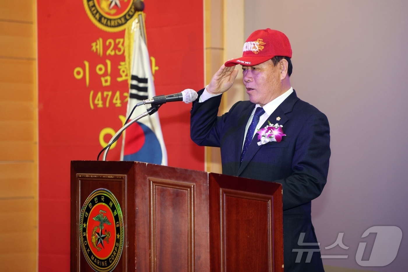 (수원=뉴스1) 김기현 기자 = 이재식 경기 수원특례시의회 의장이 지난 26일 수원화성박물관 다목적강당에서 열린 시 해병대전우회 제24대 회장 이·취임식 참석해 경례하고 있다. 이 …