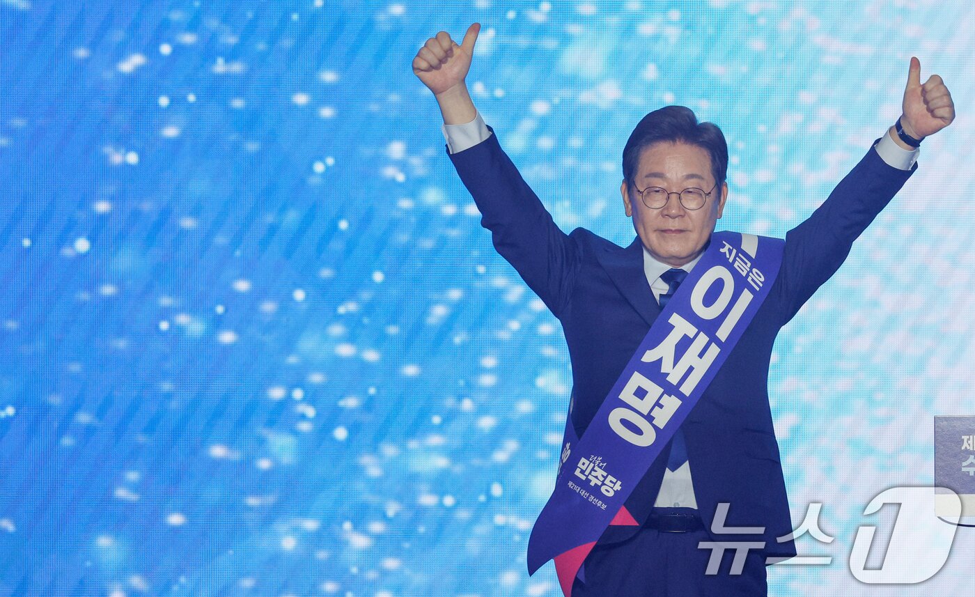 본문 이미지 - 이재명 더불어민주당 대선 경선 후보가 27일 경기 고양시 킨텍스에서 열린 수도권·강원·제주 합동연설회에서 정견발표에 앞서 인사하고 있다. 2025.4.27/뉴스1 ⓒ News1 안은나 기자
