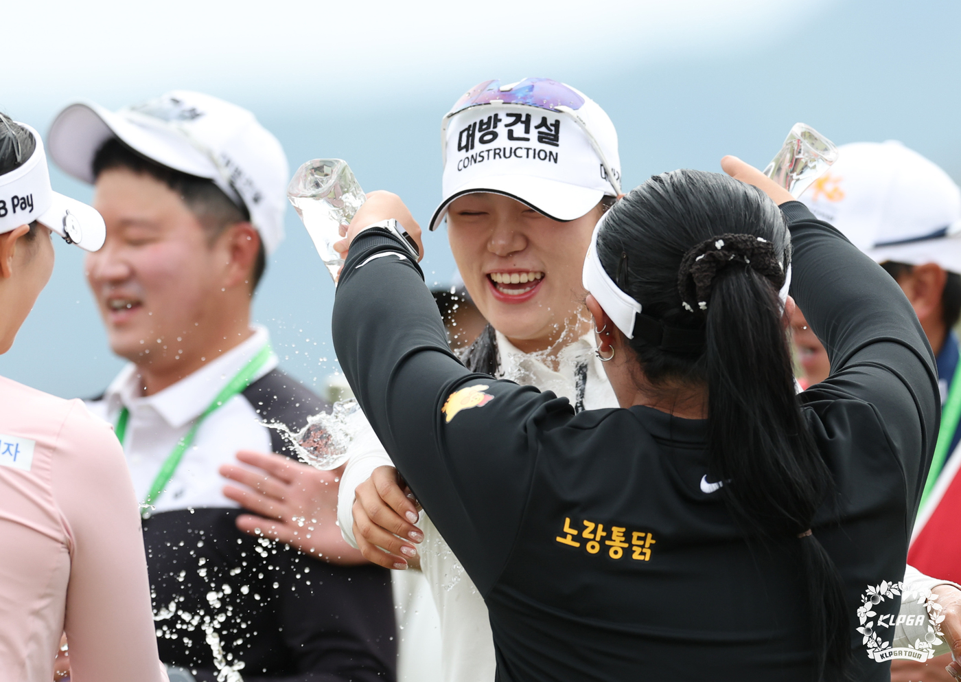 (서울=뉴스1) 김진환 기자 = 프로골퍼 김민선이 27일 충북 충주 킹스데일GC에서 열린 '덕신EPC 챔피언십' FR에서 우승이 확정된 뒤 동료들에게 축하 물세례를 받고 있다. ( …