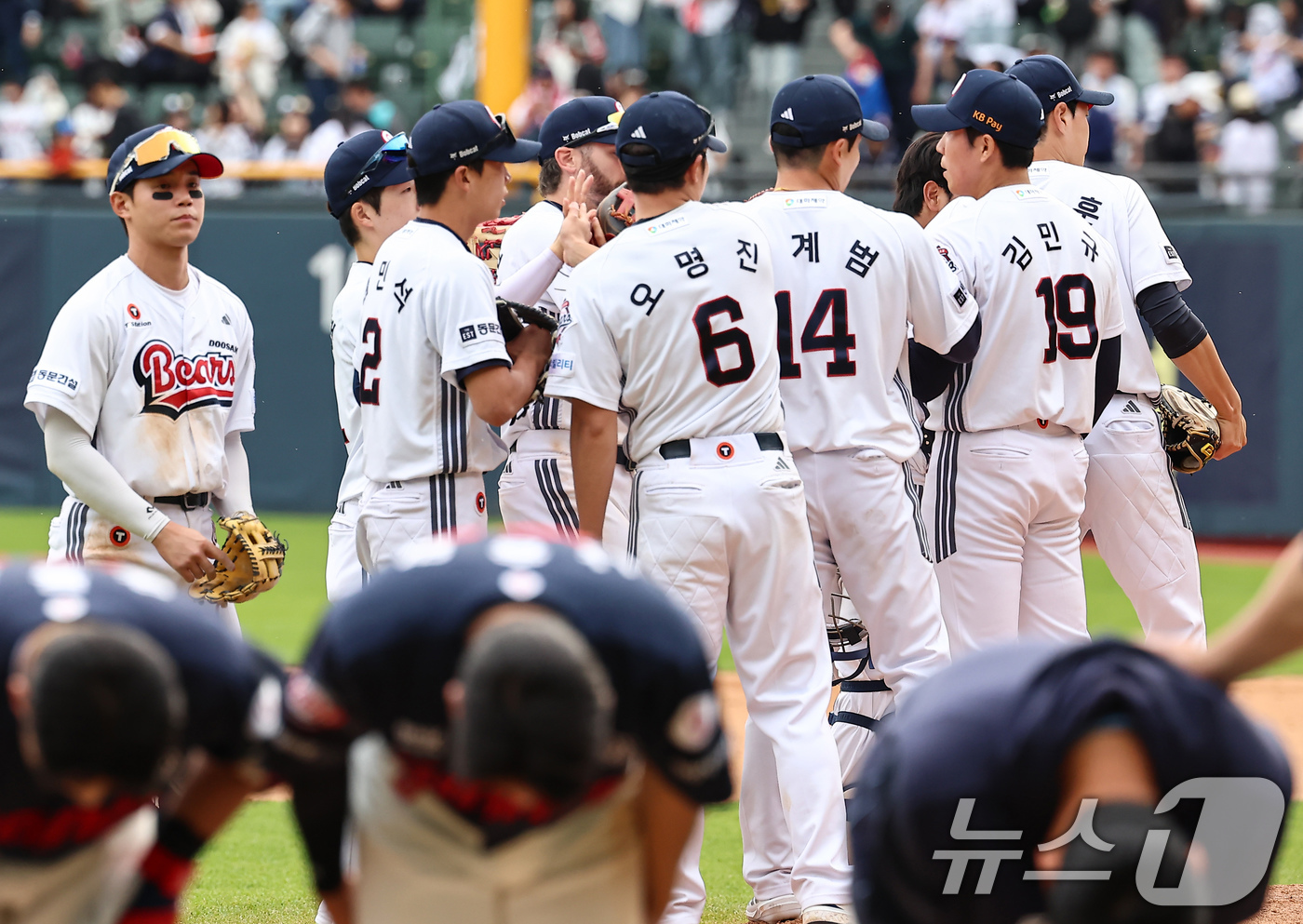 (서울=뉴스1) 김도우 기자 = 27일 서울 송파구 잠실야구장에서 열린 프로야구 '2025 신한 SOL 뱅크 KBO리그' 롯데 자이언츠와 두산 베어스의 경기, 두산 선수들이 13대 …