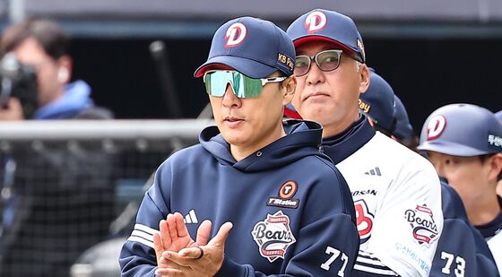 선수들 격려하는 이승엽 감독
