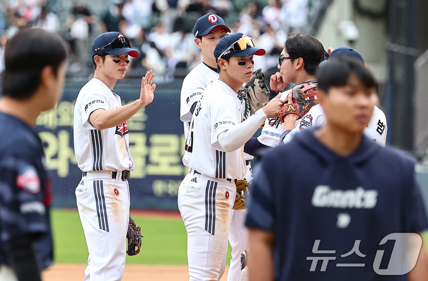 (서울=뉴스1) 김도우 기자 = 27일 서울 송파구 잠실야구장에서 열린 프로야구 '2025 신한 SOL 뱅크 KBO리그' 롯데 자이언츠와 두산 베어스의 경기, 두산 선수들이 13대 …