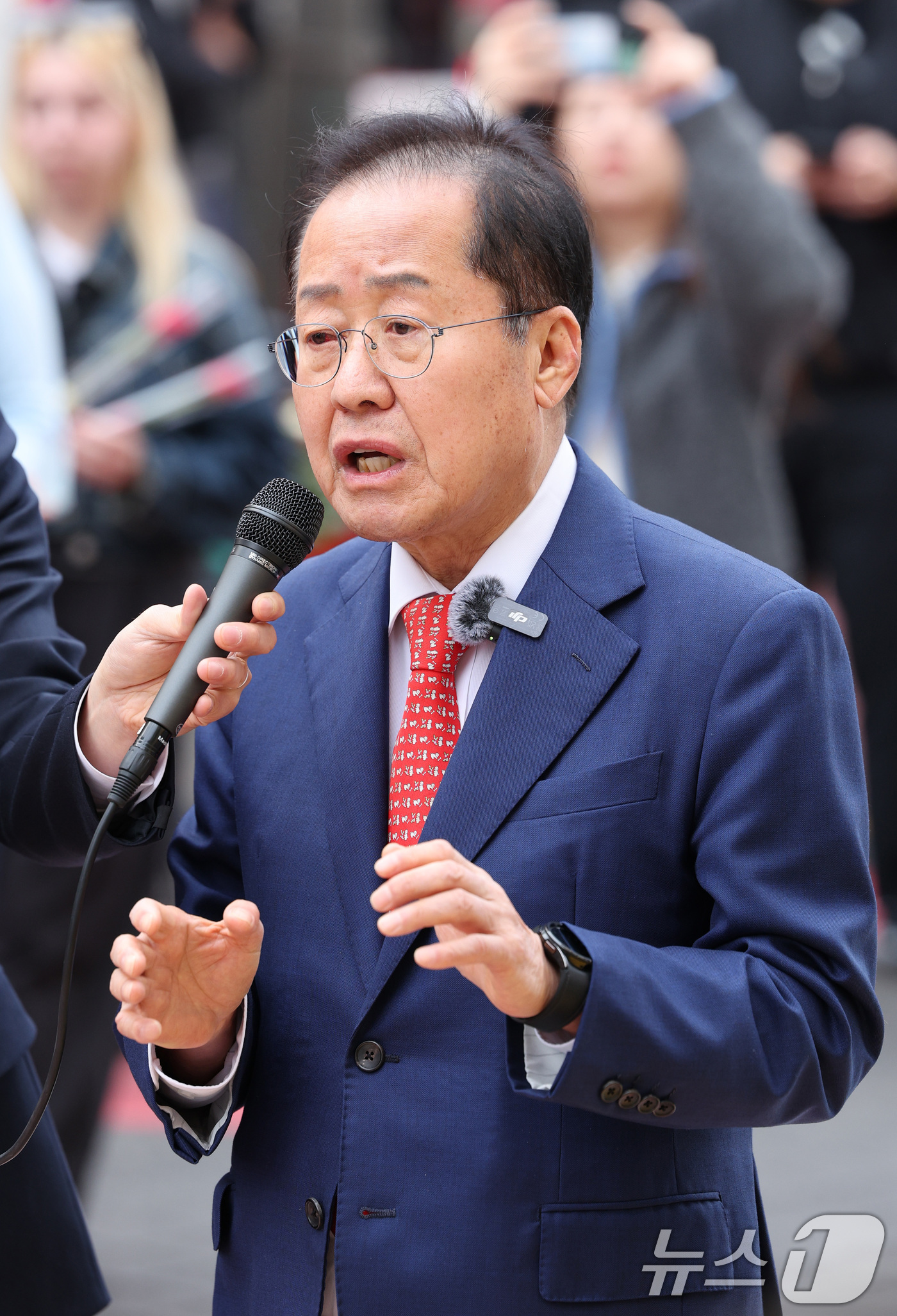 (서울=뉴스1) 신웅수 기자 = 홍준표 국민의힘 대선 경선 후보가 27일 오후 서울 마포구 홍대 레드로드를 찾아 현장 기자간담회를 하고 있다. 2025.4.27/뉴스1