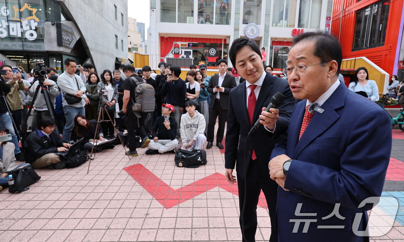 (서울=뉴스1) 신웅수 기자 = 홍준표 국민의힘 대선 경선 후보가 27일 오후 서울 마포구 홍대 레드로드를 찾아 현장 기자간담회를 하고 있다. 2025.4.27/뉴스1