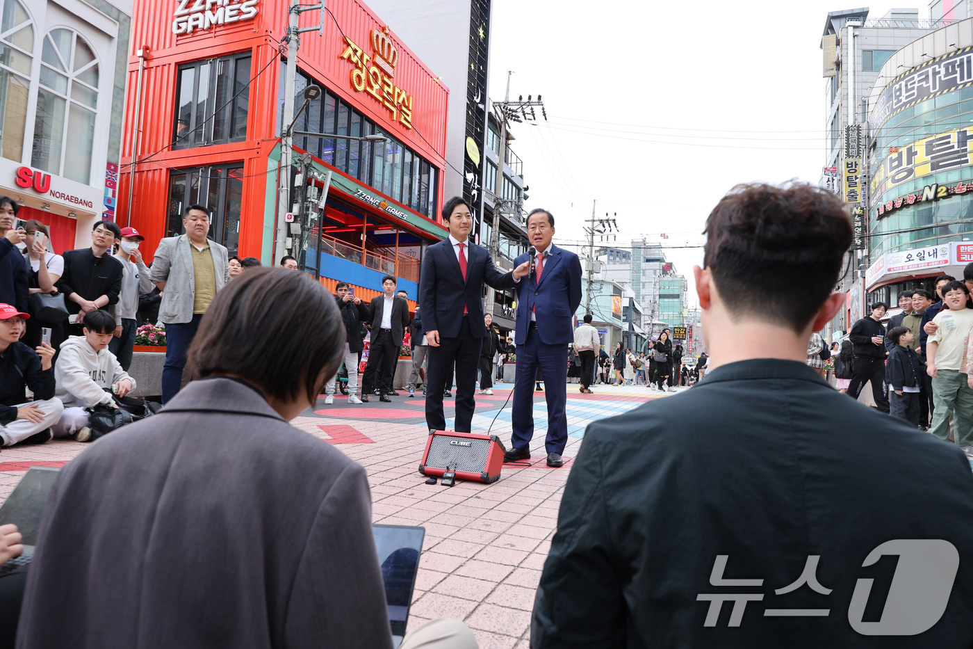 (서울=뉴스1) 신웅수 기자 = 홍준표 국민의힘 대선 경선 후보가 27일 오후 서울 마포구 홍대 레드로드를 찾아 현장 기자간담회를 하고 있다. 2025.4.27/뉴스1