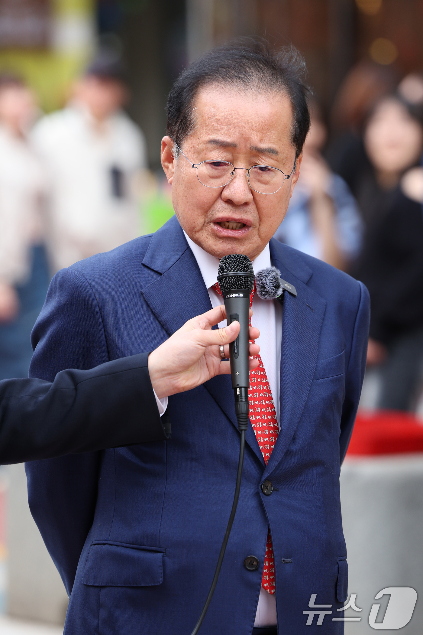 (서울=뉴스1) 신웅수 기자 = 홍준표 국민의힘 대선 경선 후보가 27일 오후 서울 마포구 홍대 레드로드를 찾아 현장 기자간담회를 하고 있다. 2025.4.27/뉴스1