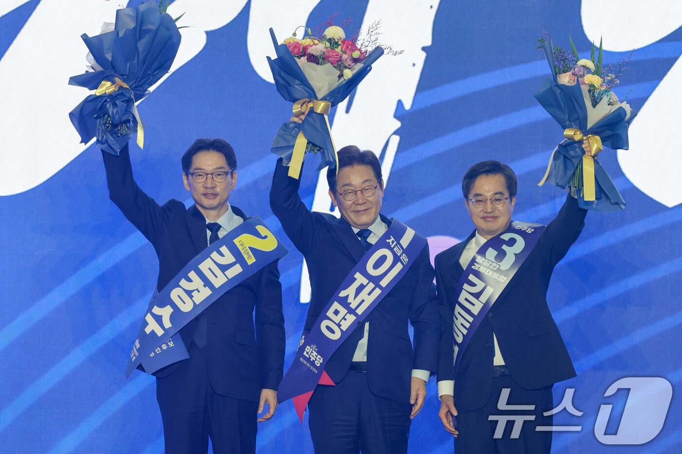 본문 이미지 - 21대 대선 더불어민주당 후보로 선출된 이재명 후보&#40;가운데&#41;가 27일 경기 고양시 킨텍스에서 열린 수도권·강원·제주 합동연설회에서 김경수,김동연 경선 후보와 함께 인사하고 있다.2025.4.27/뉴스1 ⓒ News1 안은나 기자
