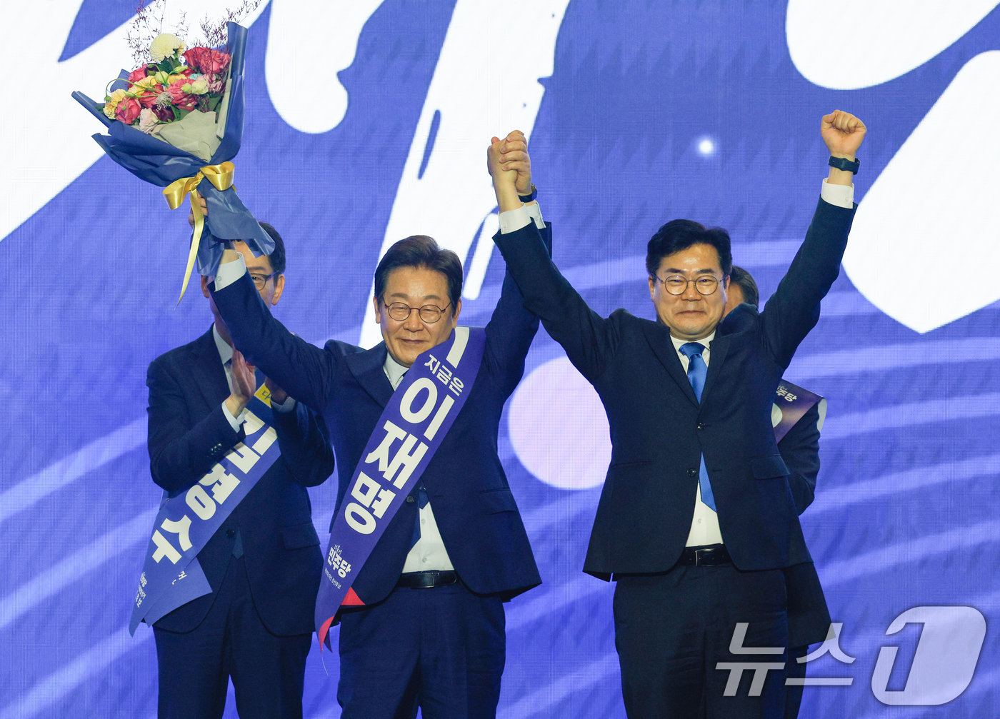 (고양=뉴스1) 안은나 기자 = 21대 대선 더불어민주당 후보로 선출된 이재명 후보가 27일 경기 고양시 킨텍스에서 열린 수도권·강원·제주 합동연설회에서 박찬대 당대표 직무대행과 …