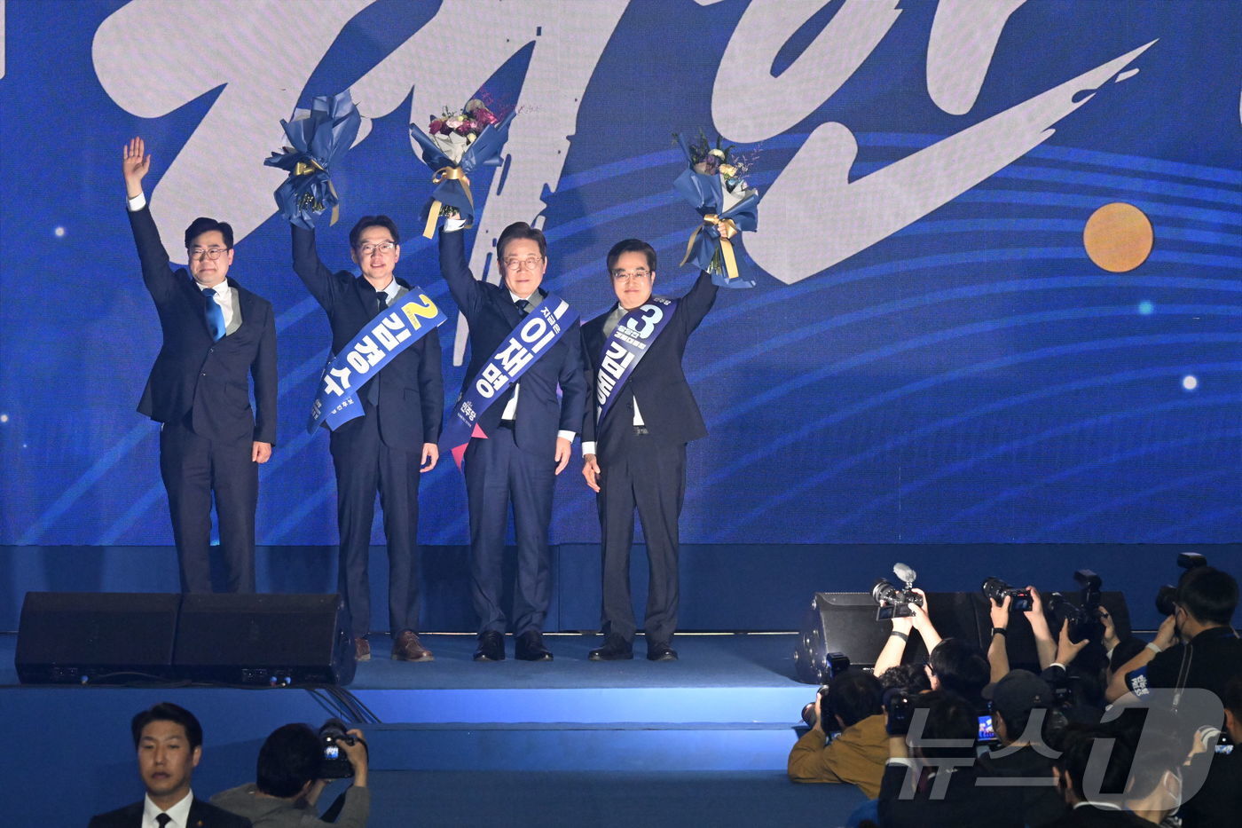 (고양=뉴스1) 안은나 기자 = 21대 대선 더불어민주당 후보로 선출된 이재명 후보(왼쪽 세 번째)가 27일 경기 고양시 킨텍스에서 열린 수도권·강원·제주 합동연설회에서 박찬대 당 …