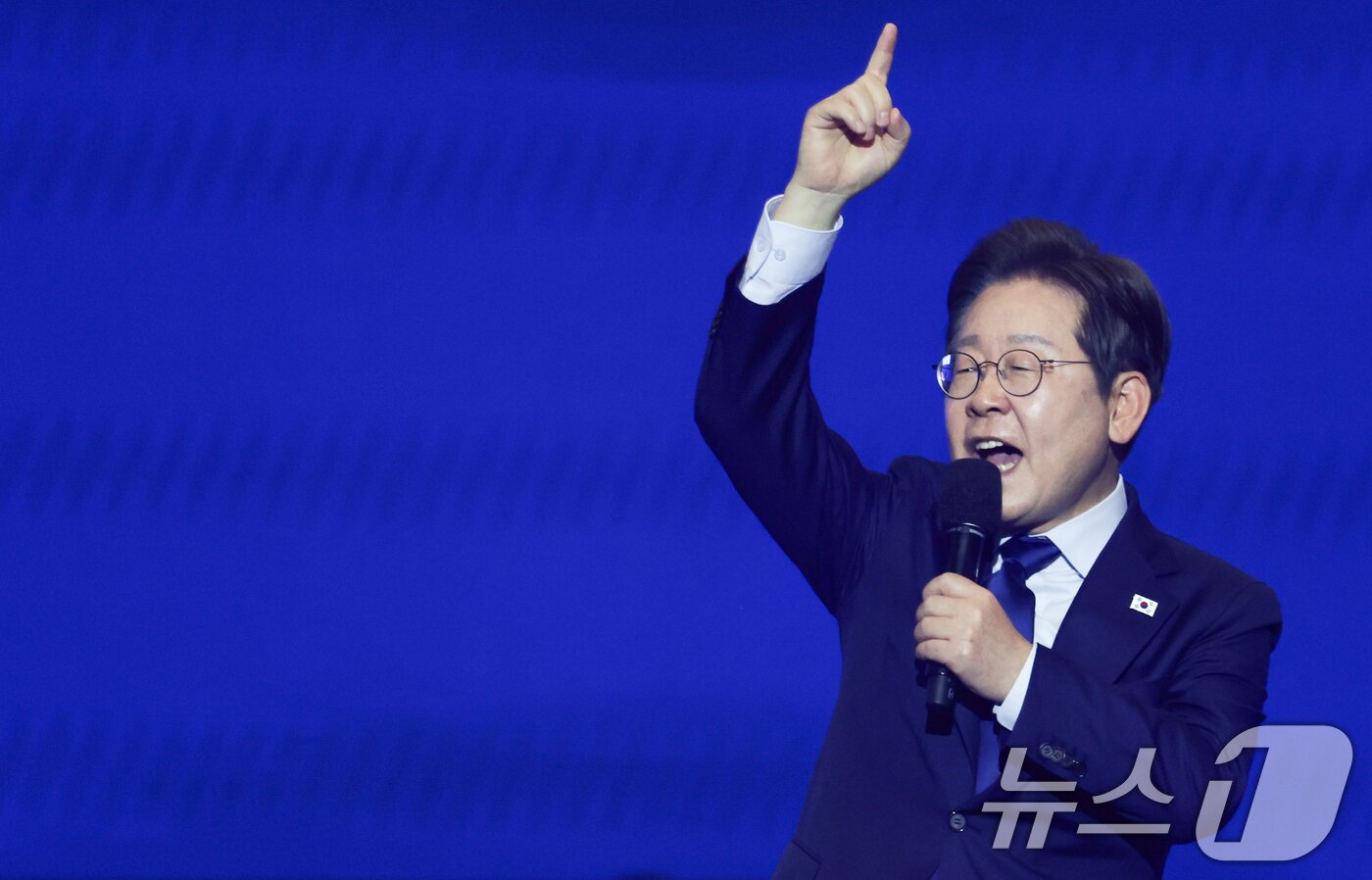 본문 이미지 - 이재명 더불어민주당 대통령 후보가 27일 경기 고양시 킨텍스에서 열린 수도권·강원·제주 합동연설회에 참석해 최종 후보로 선출된 뒤 수락 연설을 하고 있다. 2025.4.27/뉴스1 ⓒ News1 안은나 기자