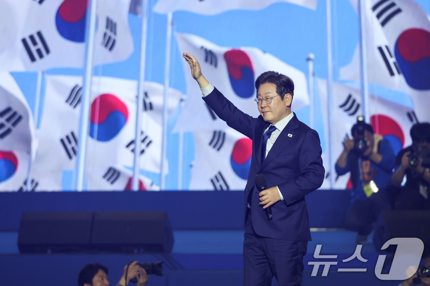 (고양=뉴스1) 안은나 기자 = 이재명 더불어민주당 대통령 후보가 27일 경기 고양시 킨텍스에서 열린 수도권·강원·제주 합동연설회에 참석해 최종 후보로 선출된 뒤 수락 연설에 앞서 …