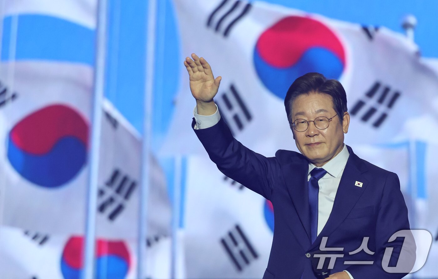 본문 이미지 - 이재명 더불어민주당 대통령 후보가 27일 경기 고양시 킨텍스에서 열린 수도권·강원·제주 합동연설회에 참석해 최종 후보로 선출된 뒤 수락 연설에 앞서 인사하고 있다. 2025.4.27/뉴스1 ⓒ News1 안은나 기자