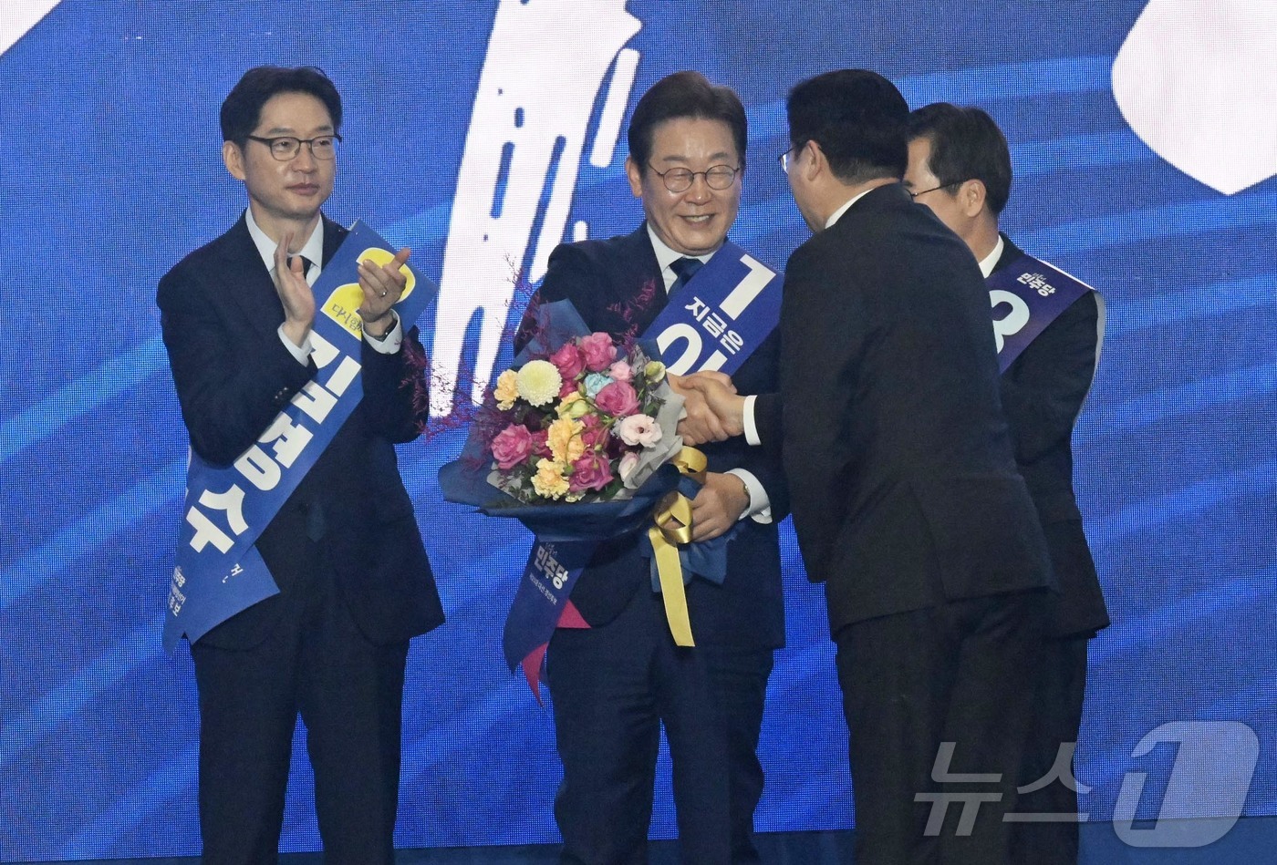 (고양=뉴스1) 안은나 기자 = 이재명 더불어민주당 대통령 후보(가운데)가 27일 경기 고양시 킨텍스에서 열린 수도권·강원·제주 합동연설회에 참석해 최종 후보로 선출된 뒤 박찬대 …