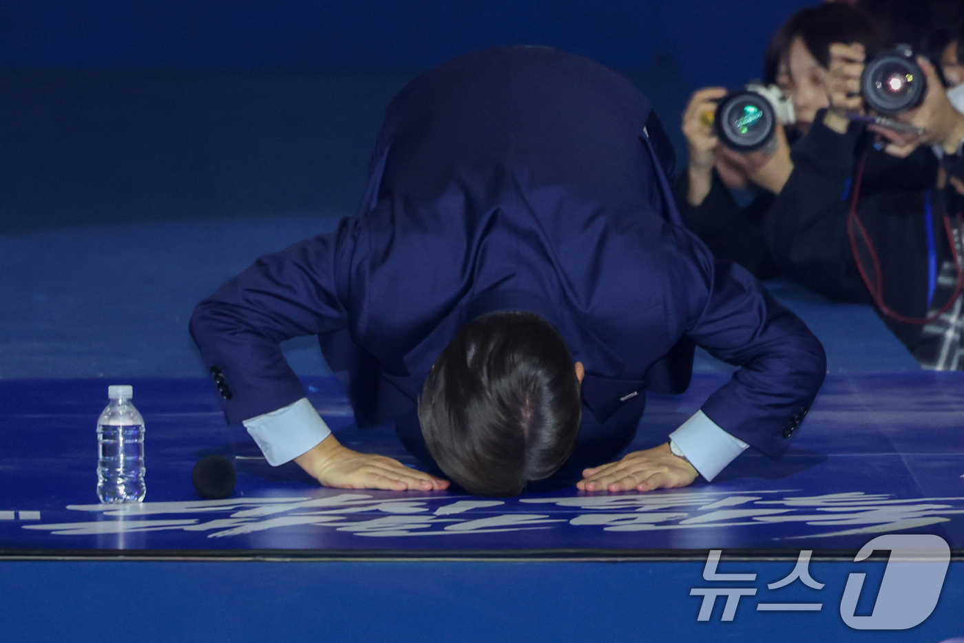 (고양=뉴스1) 안은나 기자 = 이재명 더불어민주당 대통령 후보가 27일 경기 고양시 킨텍스에서 열린 수도권·강원·제주 합동연설회에 참석해 최종 후보 수락 연설을 마친 뒤 큰절하고 …