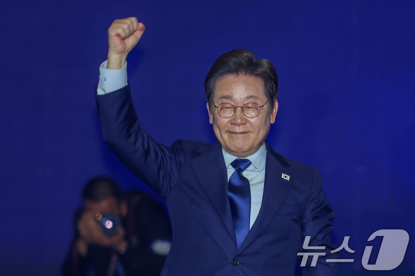 (고양=뉴스1) 안은나 기자 = 이재명 더불어민주당 대통령 후보가 27일 경기 고양시 킨텍스에서 열린 수도권·강원·제주 합동연설회에 참석해 최종 후보 수락 연설을 마친 뒤 인사하고 …