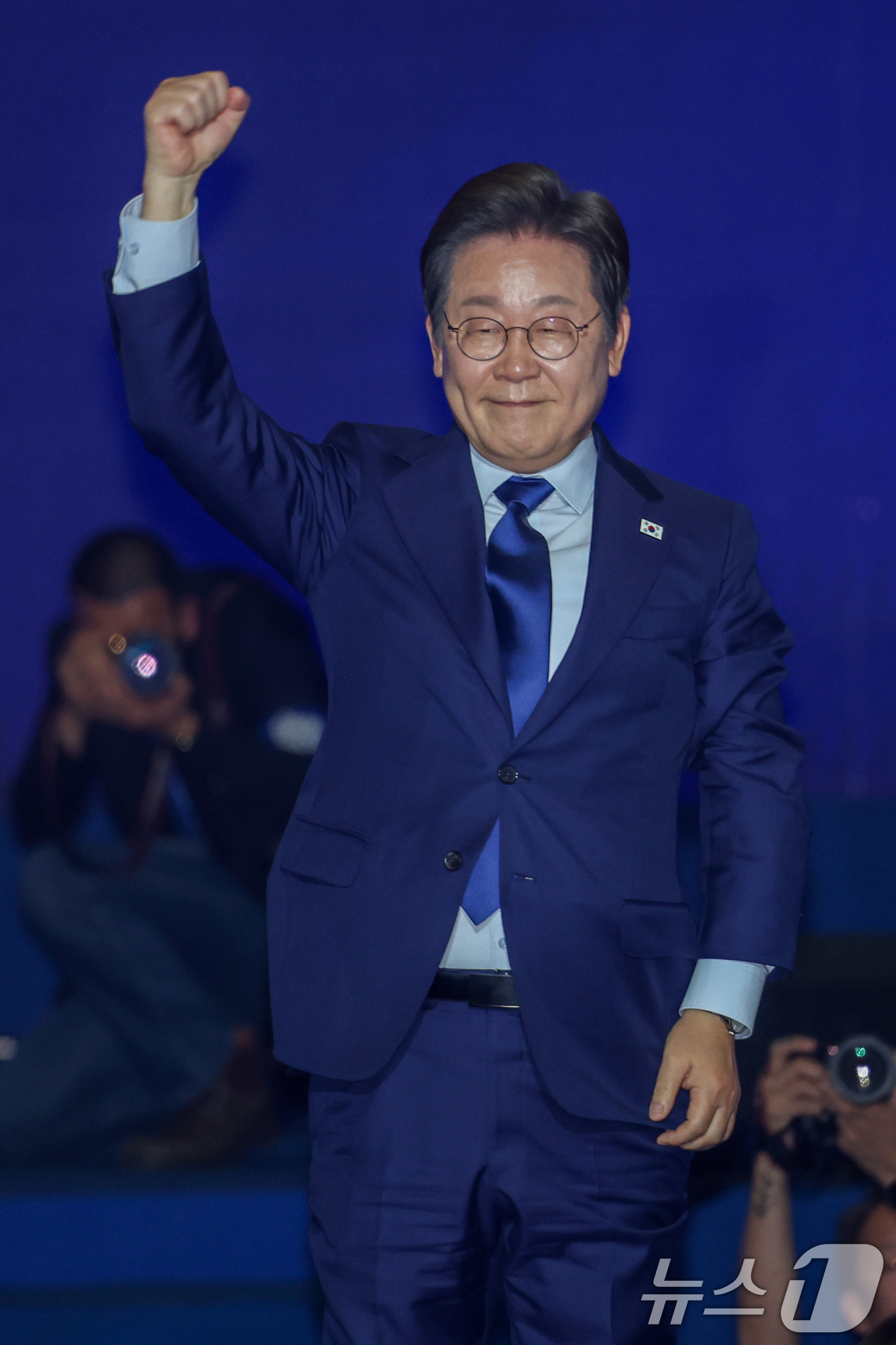 (고양=뉴스1) 안은나 기자 = 이재명 더불어민주당 대통령 후보가 27일 경기 고양시 킨텍스에서 열린 수도권·강원·제주 합동연설회에 참석해 최종 후보 수락 연설을 마친 뒤 인사하고 …