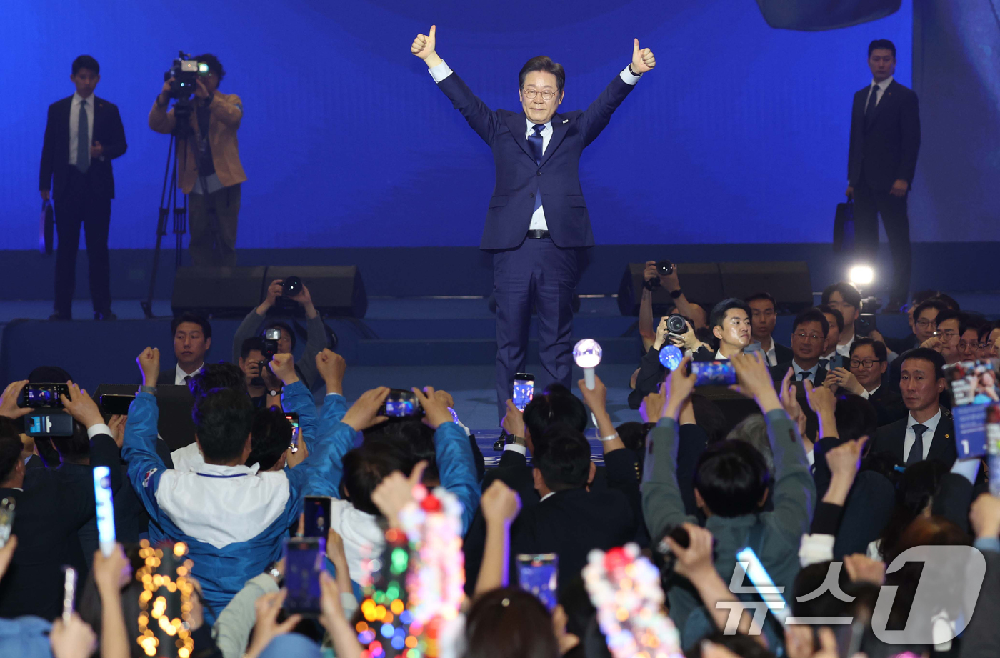 (고양=뉴스1) 안은나 기자 = 21대 대선 더불어민주당 후보로 선출된 이재명 후보가 27일 경기 고양시 킨텍스에서 열린 수도권·강원·제주 합동연설회에서 수락연설을 마친뒤 인사하고 …