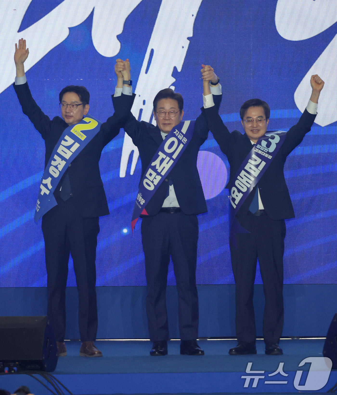 (고양=뉴스1) 안은나 기자 = 더불어민주당 제21대 대통령선거 후보로 선출된 이재명 후보(가운데) 27일 경기 고양시 킨텍스에서 열린 수도권·강원·제주 합동연설회에서 김경수, 김 …
