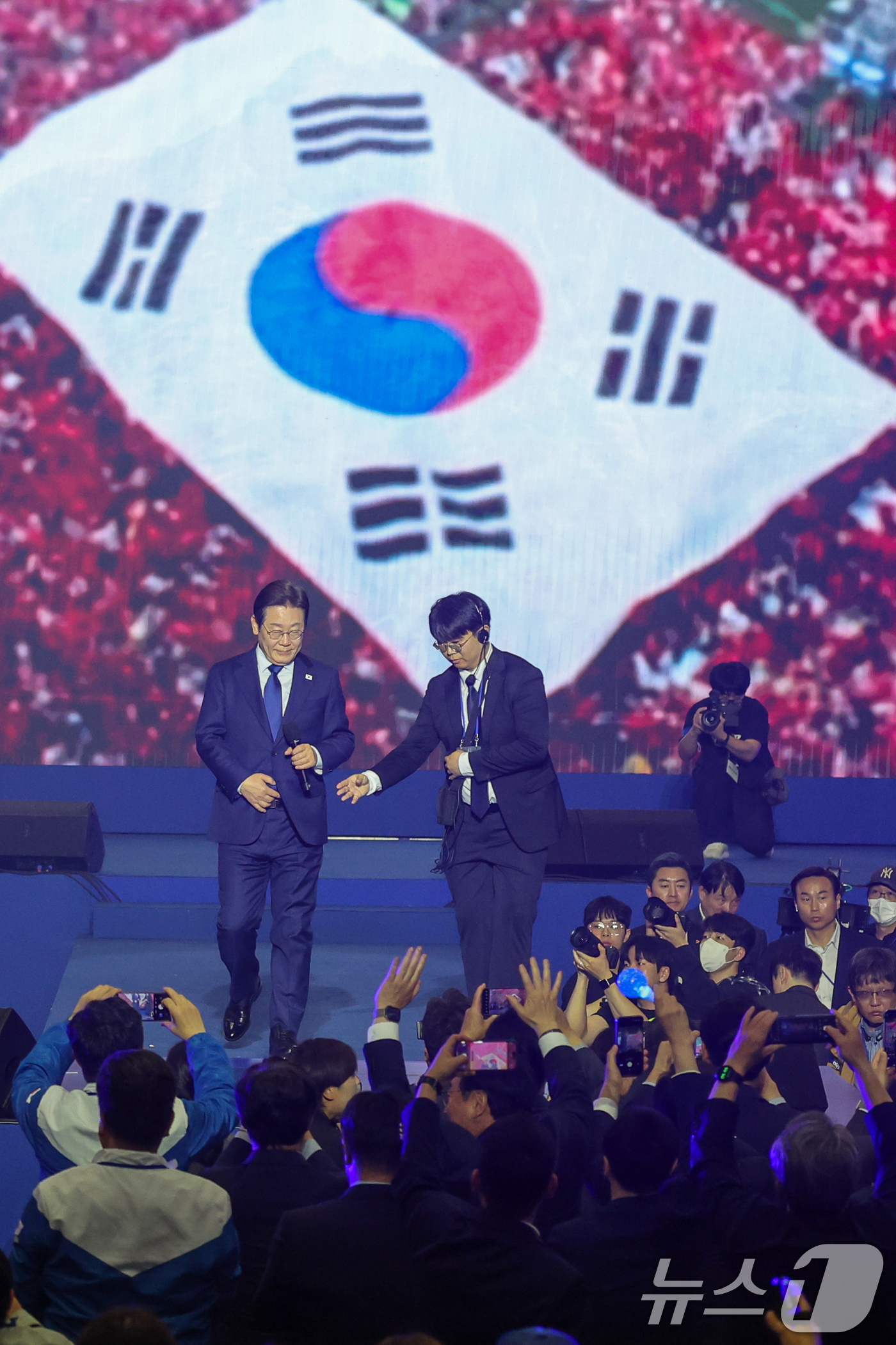 (고양=뉴스1) 안은나 기자 = 이재명 더불어민주당 제21대 대통령선거 후보가 27일 경기 고양시 킨텍스에서 열린 수도권·강원·제주 합동연설회에 참석해 최종 후보로 선출된 뒤 수락 …