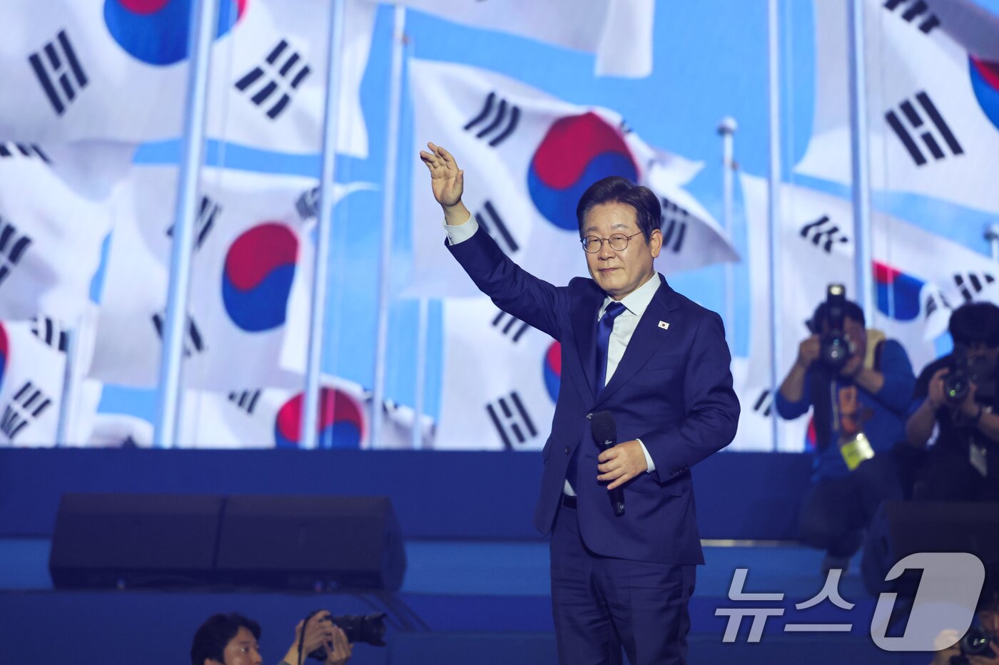 본문 이미지 - 이재명 더불어민주당 제21대 대통령선거 후보가 27일 경기 고양시 킨텍스에서 열린 수도권·강원·제주 합동연설회에 참석해 최종 후보로 선출된 뒤 수락 연설을 하기 전 인사하고 있다. 2025.4.27/뉴스1 ⓒ News1 안은나 기자