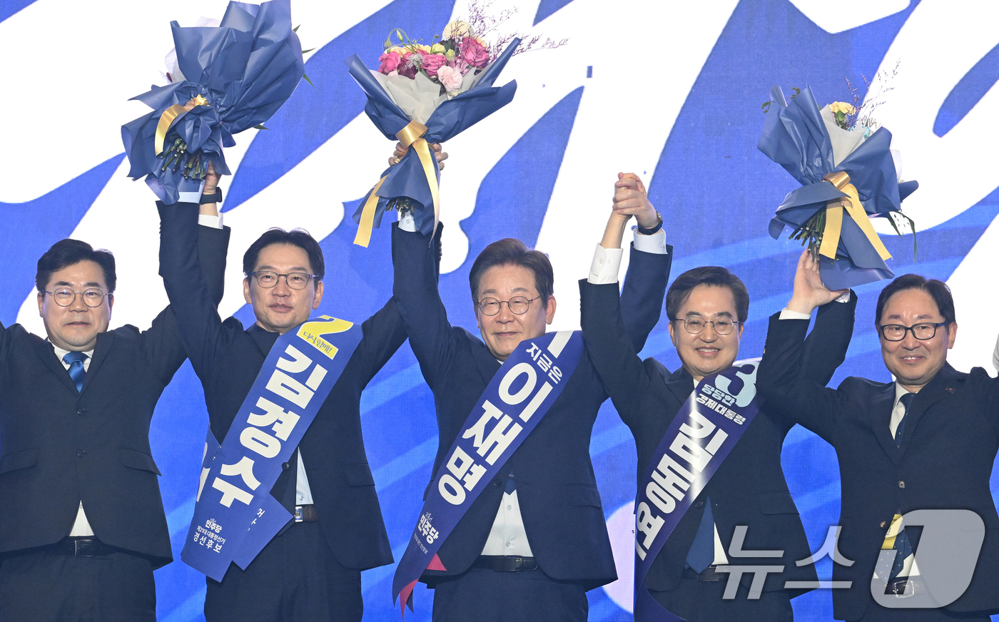 (고양=뉴스1) 안은나 기자 = 21대 대선 더불어민주당 후보로 선출된 이재명 후보가 27일 경기 고양시 킨텍스에서 열린 수도권·강원·제주 합동연설회에서 김경수,김동연 경선 후보, …