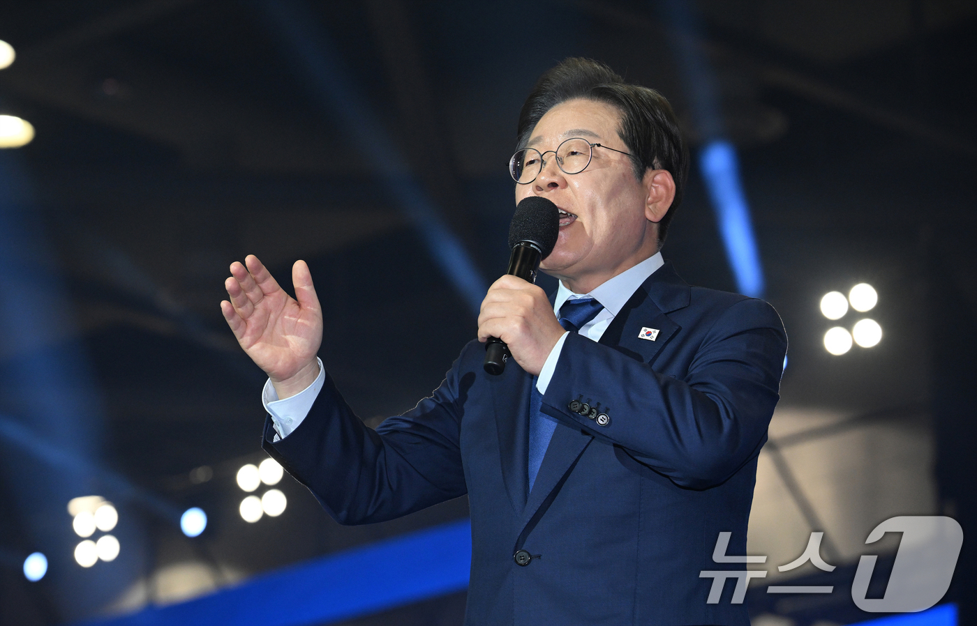 (고양=뉴스1) 안은나 기자 = 21대 대선 더불어민주당 후보로 선출된 이재명 후보가 27일 경기 고양시 킨텍스에서 열린 수도권·강원·제주 합동연설회에서 수락 연설을 하고 있다.( …