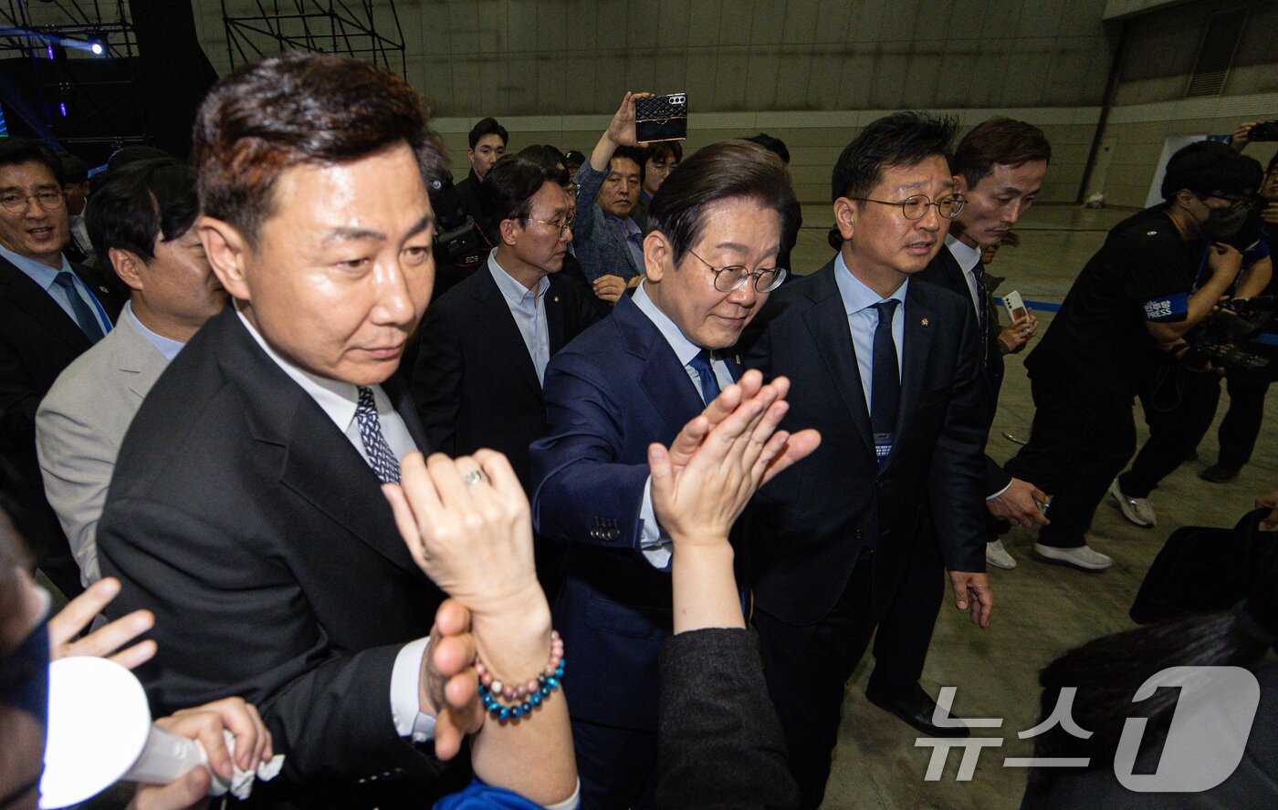 본문 이미지 - 21대 대선 더불어민주당 후보로 선출된 이재명 후보가 27일 경기 고양시 킨텍스에서 열린 수도권·강원·제주 합동연설회에서 수락연설을 마친 후 지지자들과 인사를 나누고 있다. ⓒ News1 이재명 기자