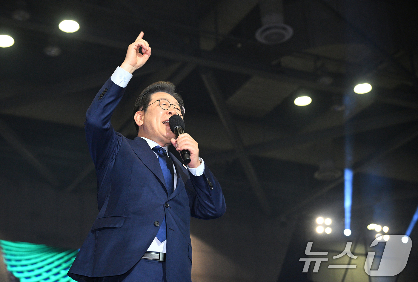 (고양=뉴스1) 안은나 기자 = 21대 대선 더불어민주당 후보로 선출된 이재명 후보가 27일 경기 고양시 킨텍스에서 열린 수도권·강원·제주 합동연설회에서 수락 연설을 하고 있다.( …