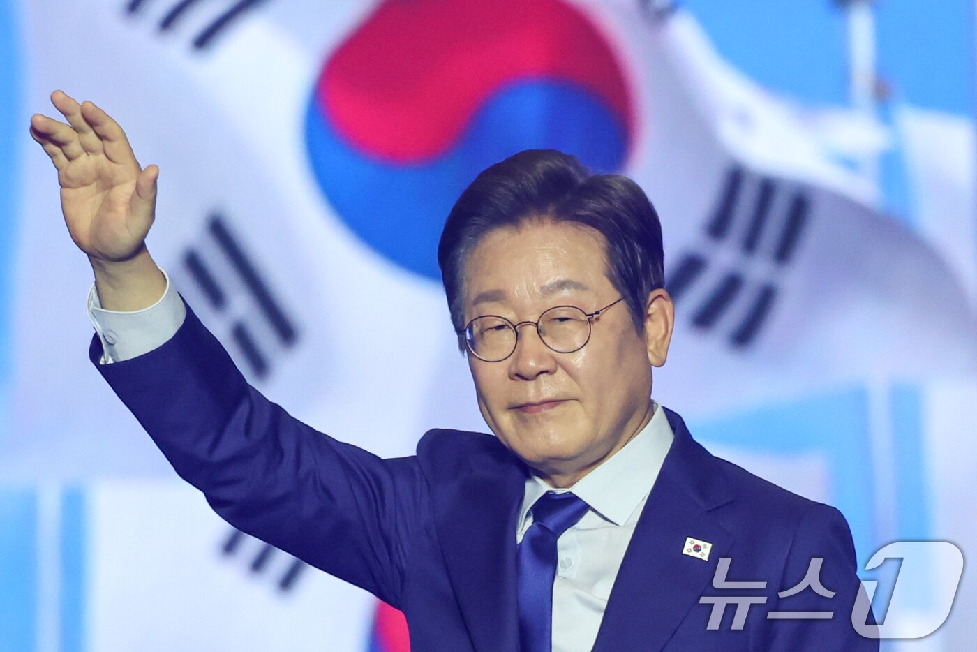 본문 이미지 - 이재명 더불어민주당 제21대 대통령 선거 후보&#40;현 대통령&#41;가 지난 4월 27일 경기 고양시 킨텍스에서 열린 수도권·강원·제주 합동연설회에 참석해 최종 후보로 선출된 뒤 수락 연설에 앞서 인사하고 있다. 2025.4.27/뉴스1 ⓒ News1 안은나 기자