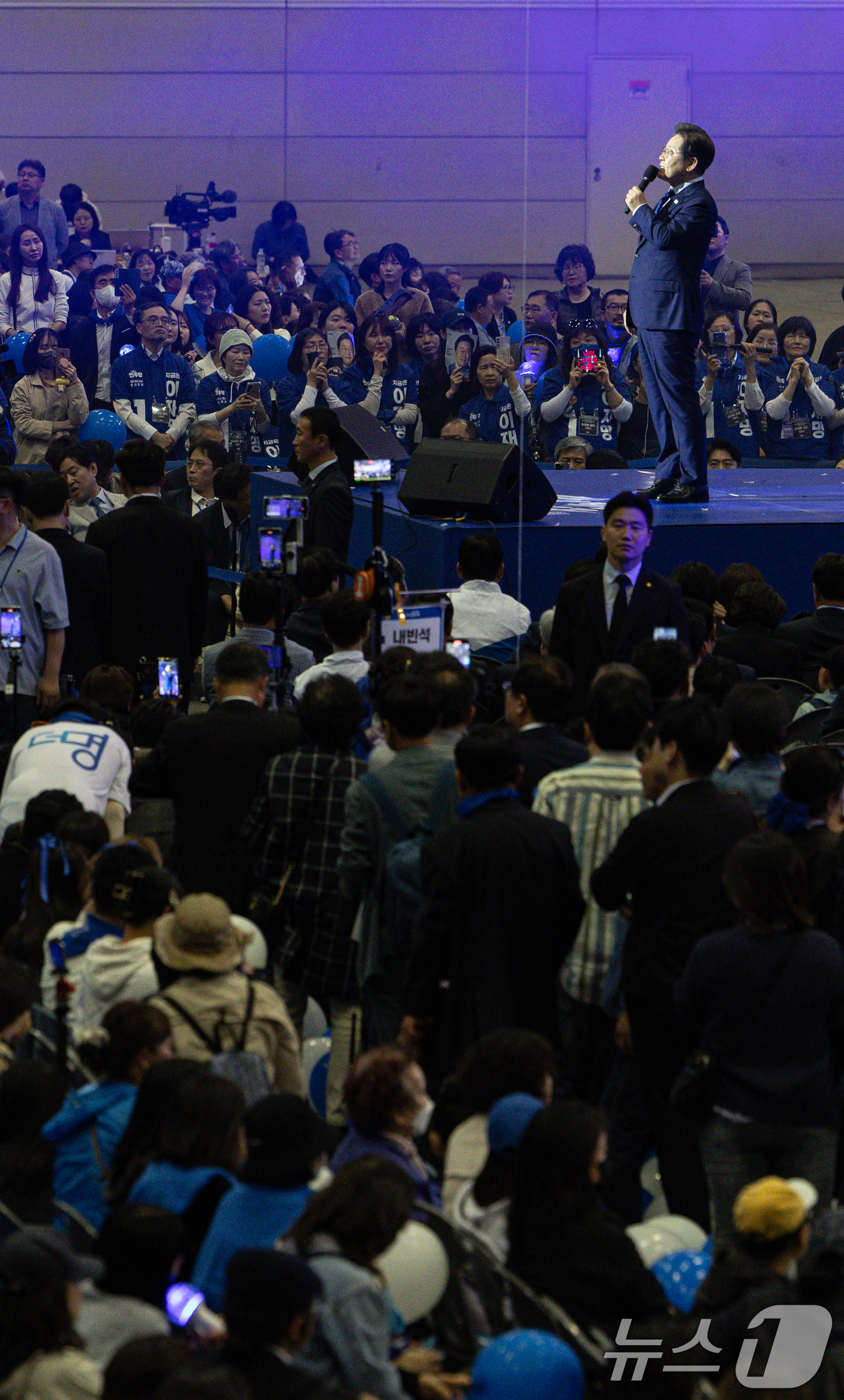 (고양=뉴스1) 이재명 기자 = 21대 대선 더불어민주당 후보로 선출된 이재명 후보가 27일 경기 고양시 킨텍스에서 열린 수도권·강원·제주 합동연설회에서 수락연설을 하고 있다. 2 …