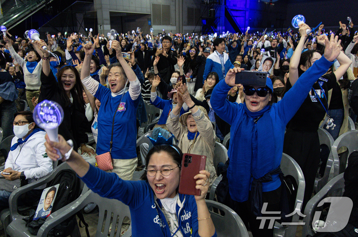 (고양=뉴스1) 이재명 기자 = 27일 경기 고양시 킨텍스에서 열린 더불어민주당 수도권·강원·제주 합동연설회에서 참석자들이 대선 경선 결과 득표율 발표에 환호하고 있다 2025.4 …