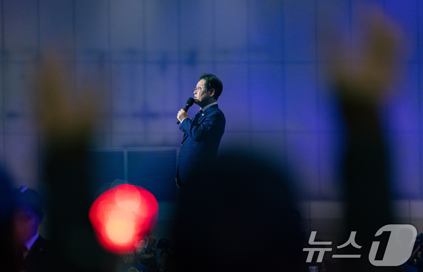 (고양=뉴스1) 이재명 기자 = 21대 대선 더불어민주당 후보로 선출된 이재명 후보가 27일 경기 고양시 킨텍스에서 열린 수도권·강원·제주 합동연설회에서 수락연설을 하고 있다. 2 …