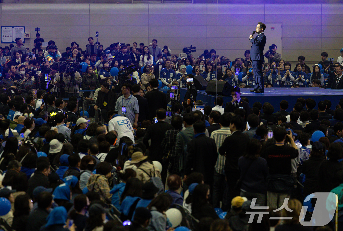 (고양=뉴스1) 이재명 기자 = 21대 대선 더불어민주당 후보로 선출된 이재명 후보가 27일 경기 고양시 킨텍스에서 열린 수도권·강원·제주 합동연설회에서 수락연설을 하고 있다. 2 …