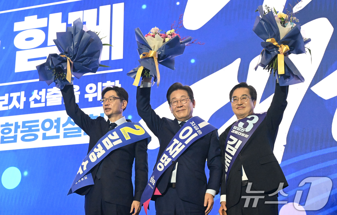 (고양=뉴스1) 안은나 기자 = 21대 대선 더불어민주당 후보로 선출된 이재명 후보가 27일 경기 고양시 킨텍스에서 열린 수도권·강원·제주 합동연설회에서 김경수,김동연 경선 후보와 …