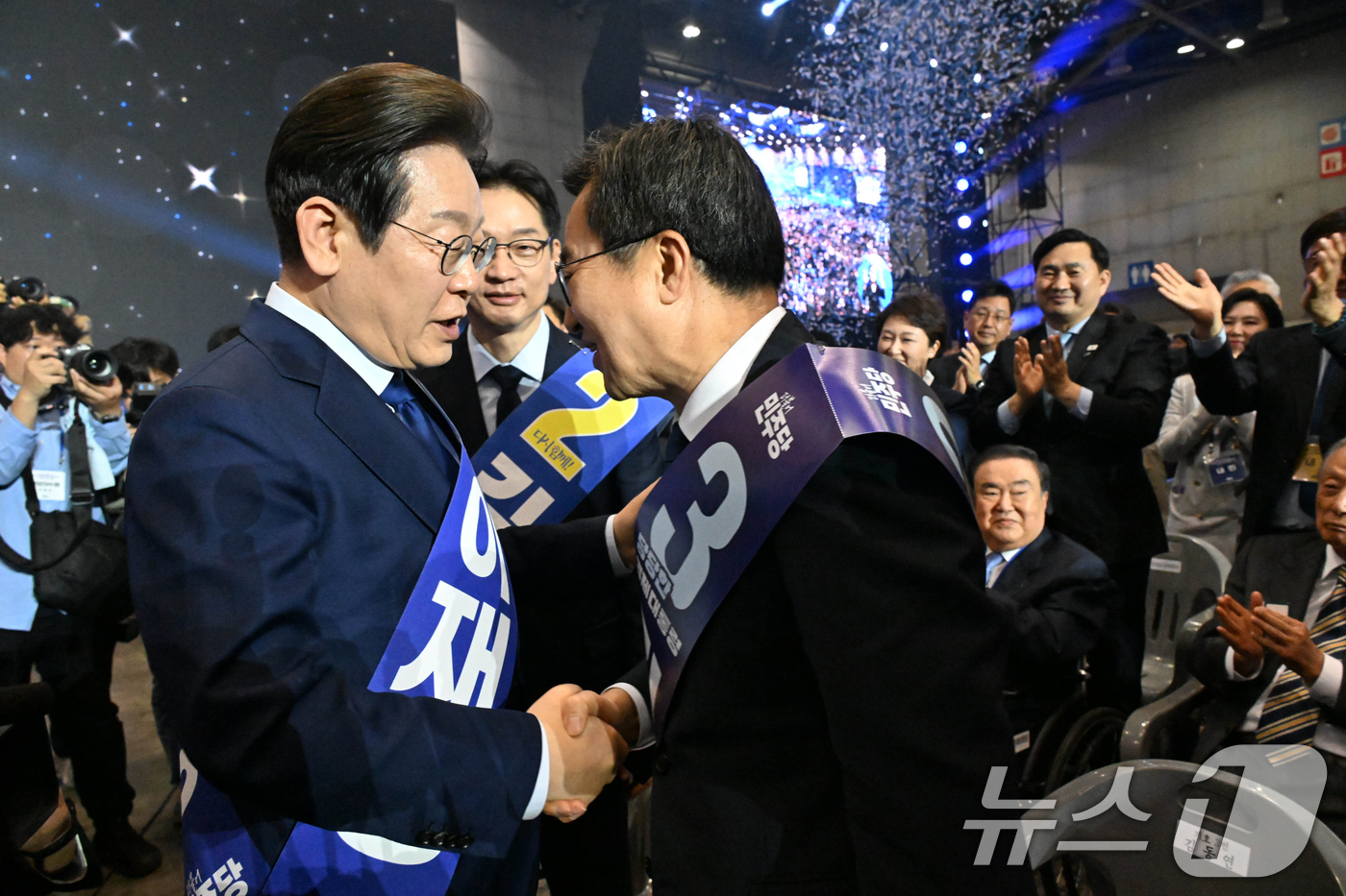 (고양=뉴스1) 안은나 기자 = 21대 대선 더불어민주당 후보로 선출된 이재명 후보가 27일 경기 고양시 킨텍스에서 열린 수도권·강원·제주 합동연설회에서 수락연설을 하기 전 김동연 …
