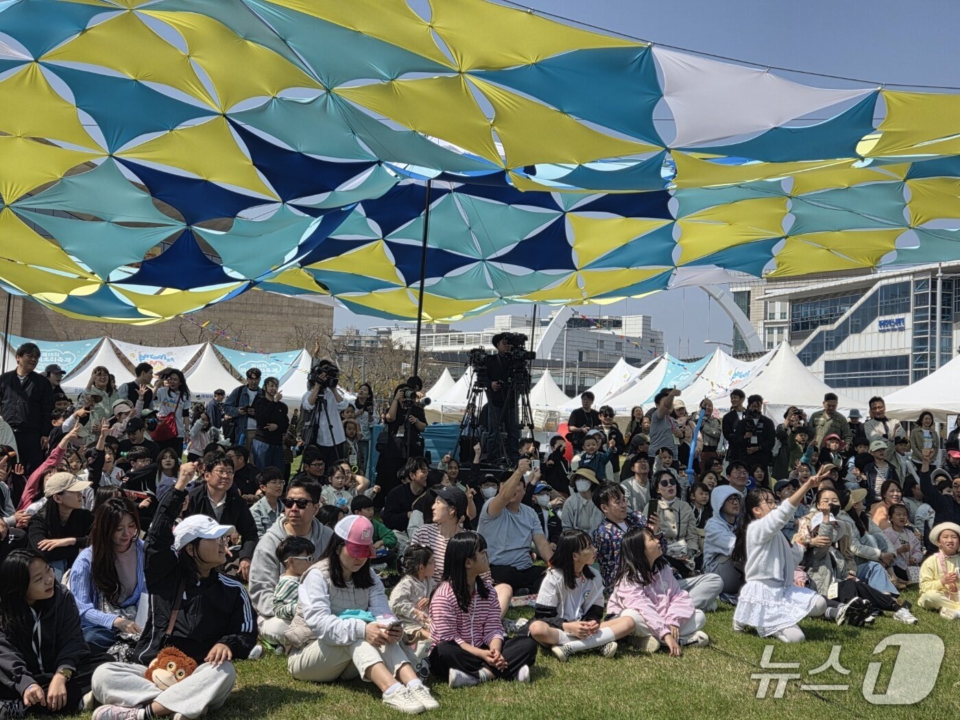 본문 이미지 - 26일 인천 영종도 파라다이스시티에서 열린 '제15회 아이소리축제'에 참여한 가족들이 공연을 관람하고 있다. 2025.4.26/뉴스1 ⓒ 뉴스1 장시온 기자