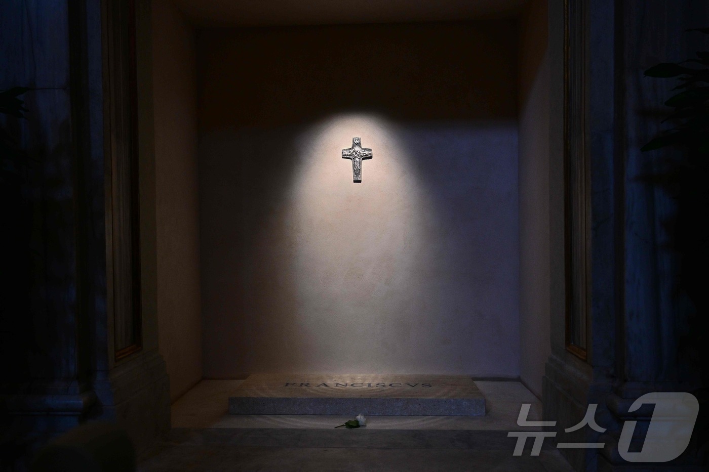 (로마 AFP=뉴스1) 김지완 기자 = 27일(현지시간) 이탈리아 로마 산타 마리아 마조레 대성당에 위치한 프란치스코 교황의 무덤에 흰색 장미가 놓여져 있다. 2025.04.27ⓒ …