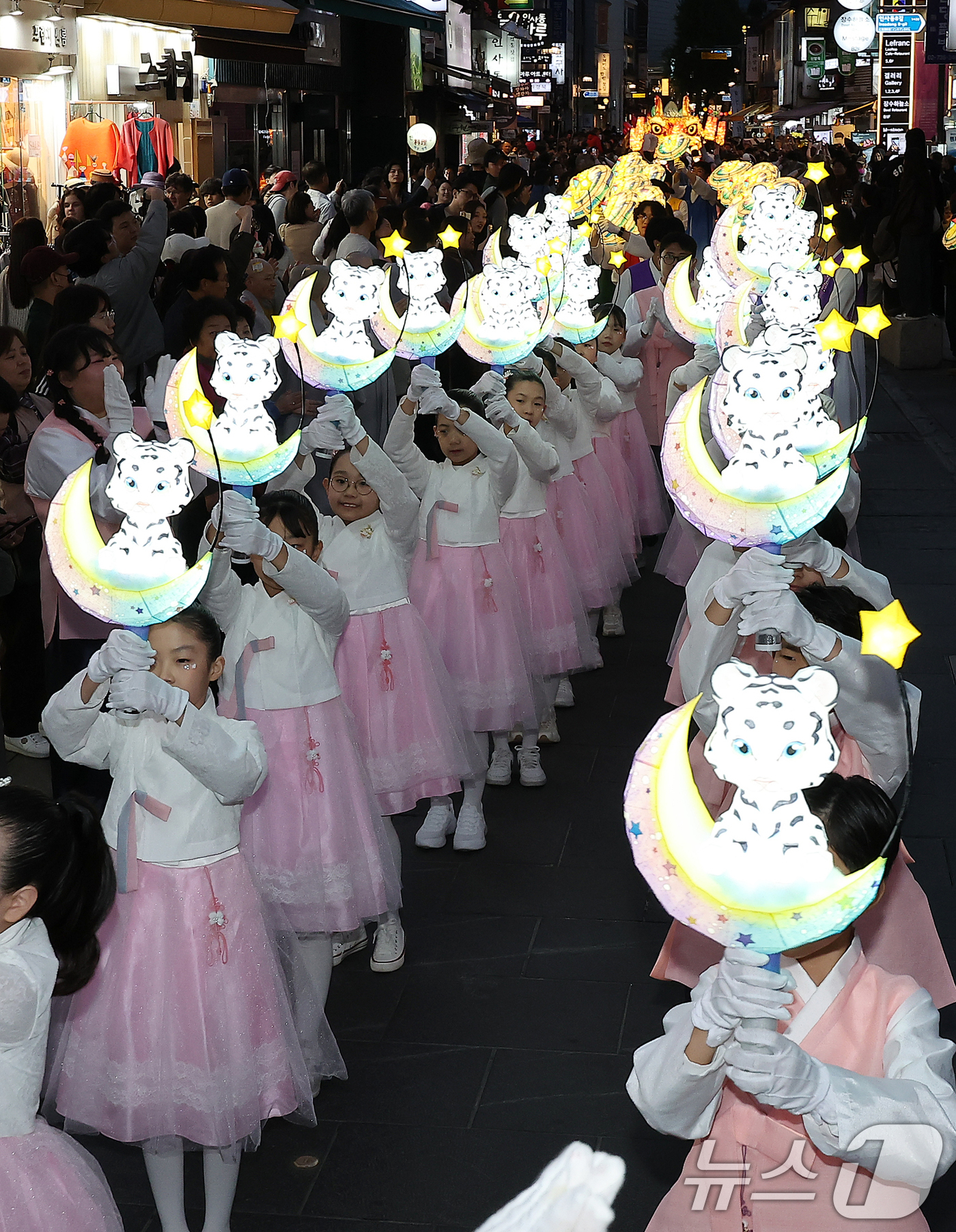 (서울=뉴스1) 김진환 기자 = 불기 2569년(2025년) 부처님오신날(5월 5일)을 앞둔 27일 오후 서울 종로구 인사동 일대에서 연등놀이 참가단의 행렬이 이어지고 있다. 20 …