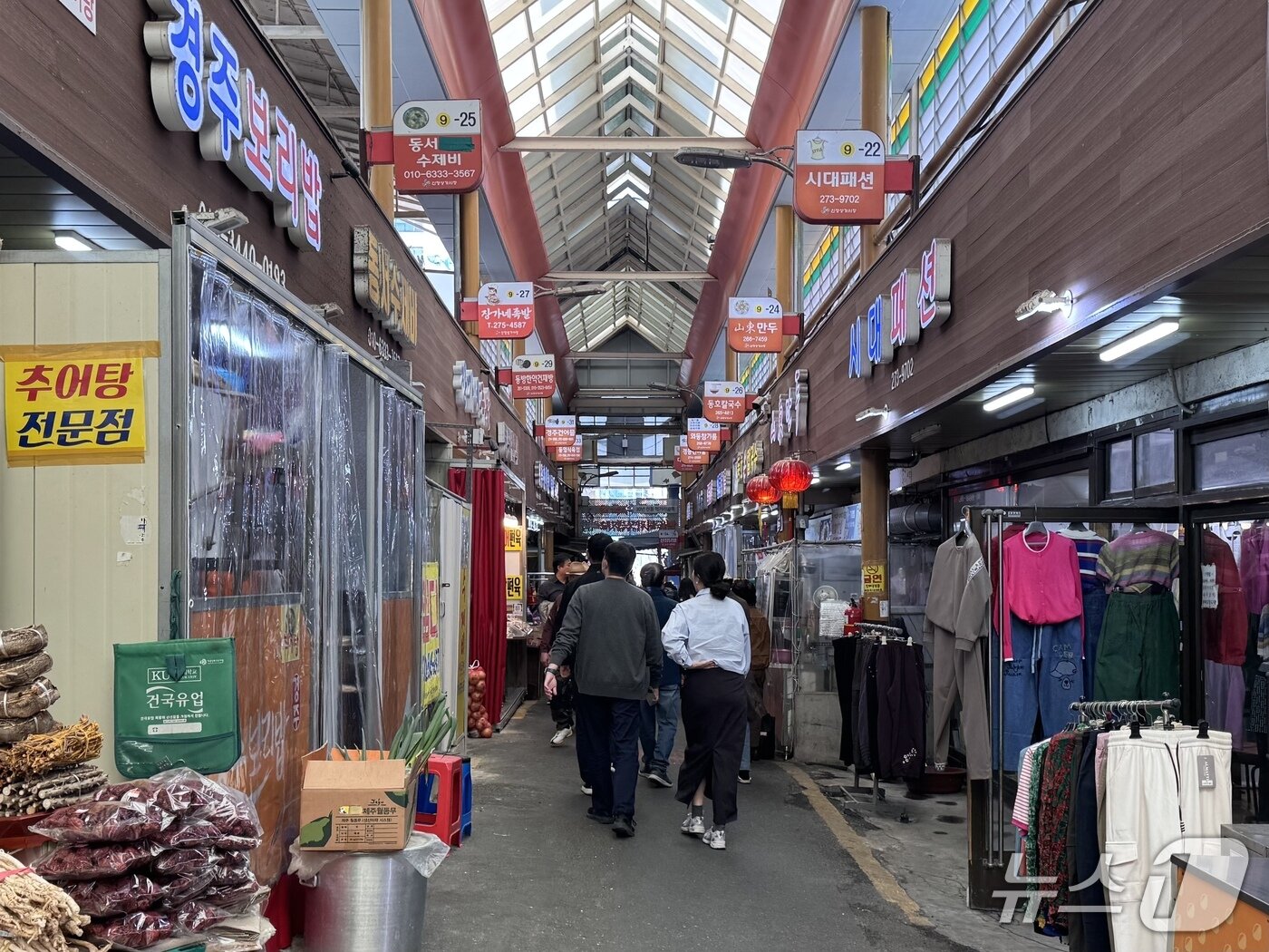 본문 이미지 - 지난 25일 울산 남구 신정시장에 시민들이 지나다니고 있다. 2025.4.25./뉴스1 김세은 기자