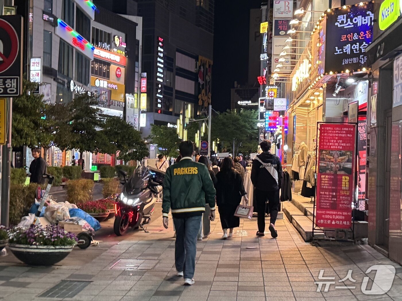 본문 이미지 - 지난 26일 찾은 울산 남구 삼산동 번화가에 청년들로 북적이고 있다. 2025.4.26./뉴스1 김세은 기자