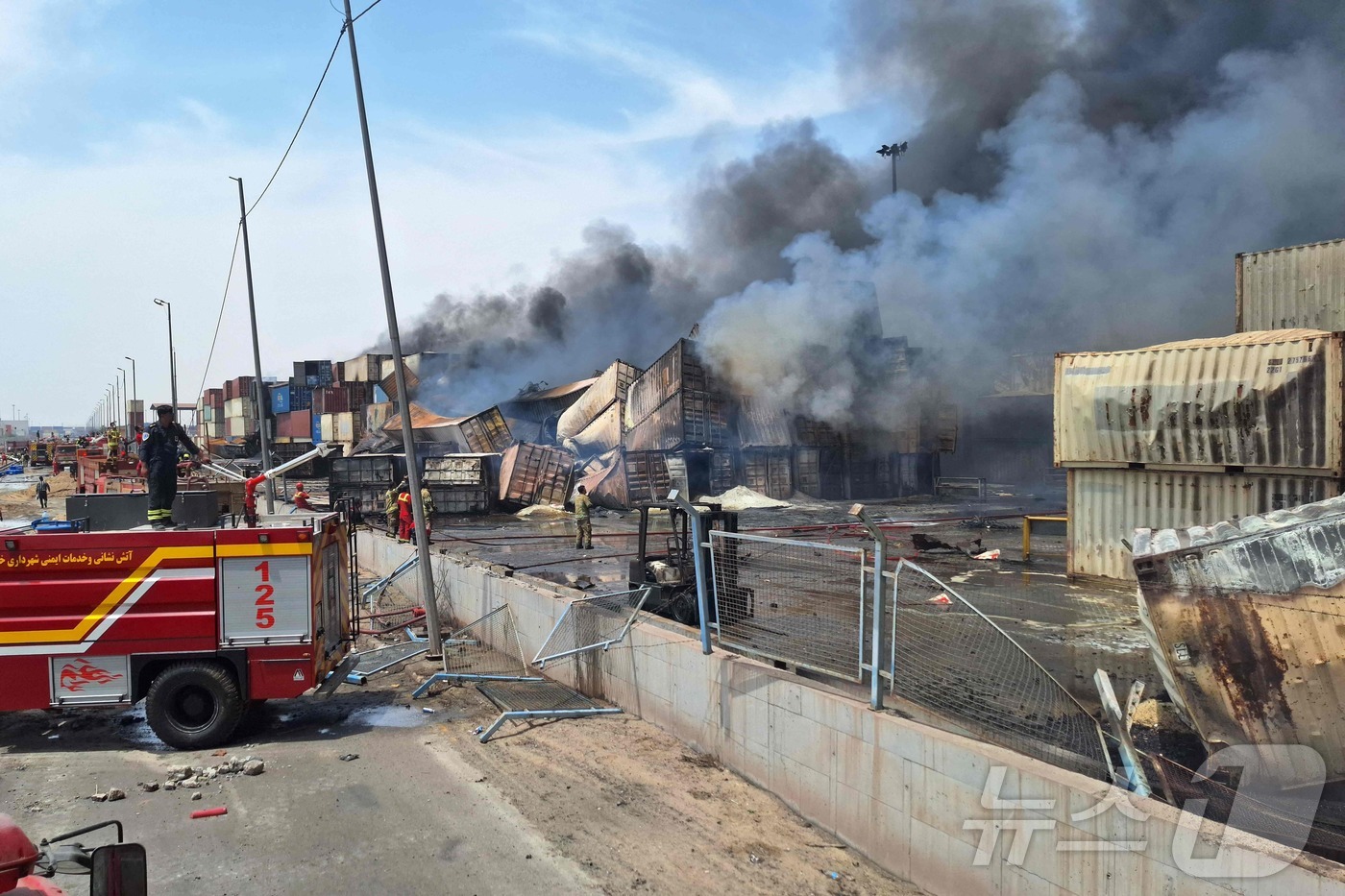 (샤히드라자이 AFP=뉴스1) 우동명 기자 = 27일(현지시간) 이란 남동부 반다르압바스 지역 샤히드라자이 항구에서 폭발 사고가 발생해 최소 40명이 숨진 현장이 연기로 덮여 있다 …