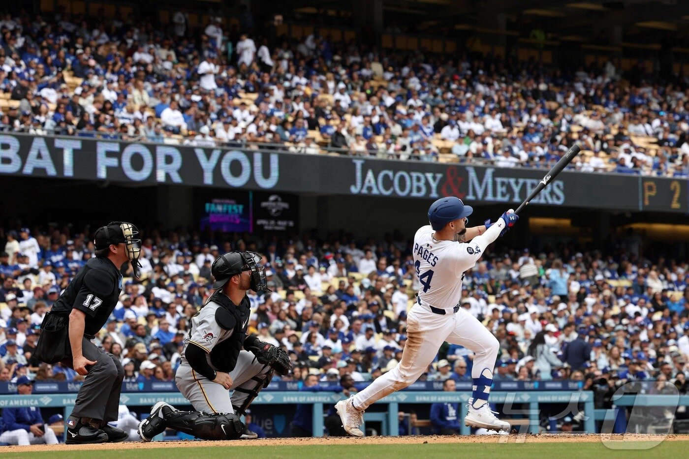 본문 이미지 - LA 다저스 앤디 파헤스는 28일(한국시간) 열린 메이저리그 피츠버그 파이리츠전에서 5타수 4안타(1홈런) 4타점으로 활약했다. ⓒ AFP=뉴스1