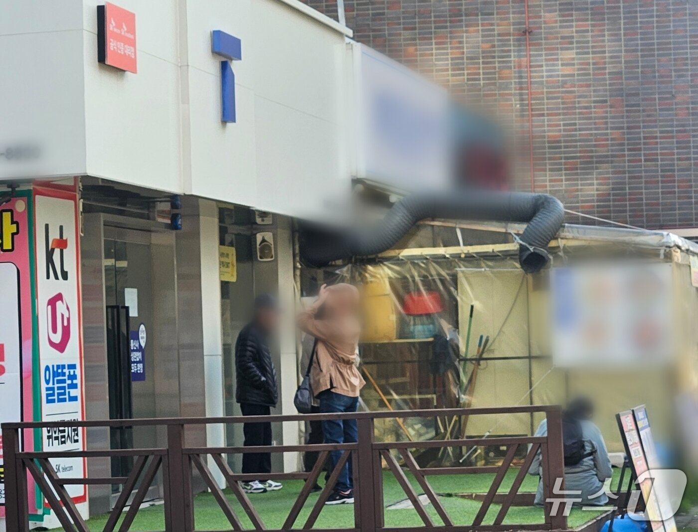 본문 이미지 - 새벽부터 유심 교체를 하기 위해 서울 한 곳의 SK텔레콤 대리점앞에 서있는 사람들 2025.04.28 /뉴스1 김정현 기자