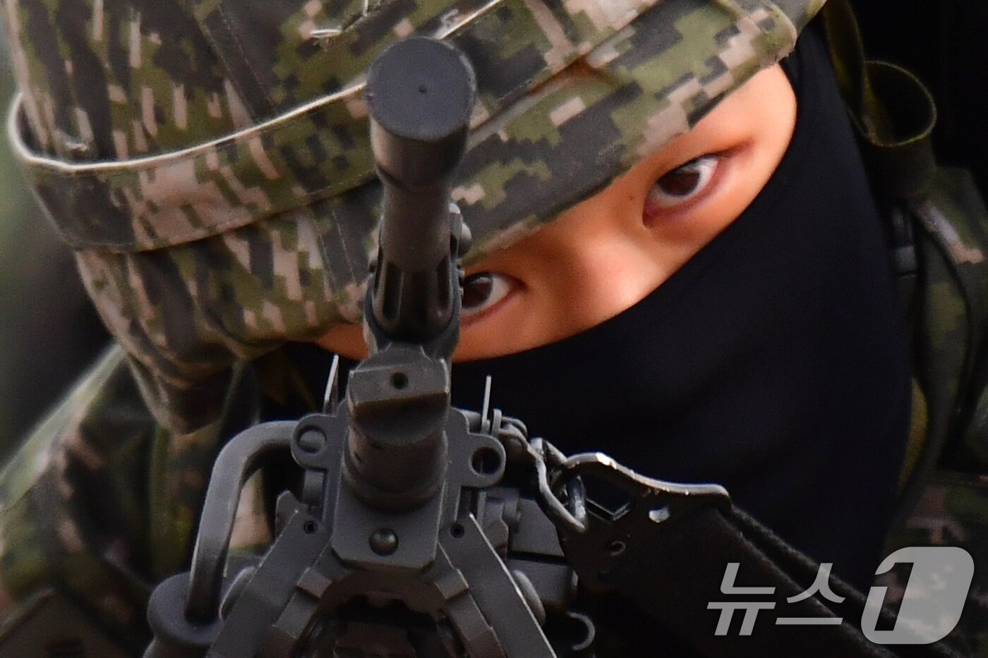 본문 이미지 - 28일 오전 경북 포항시 송라면 독석리 해안에서 실시된 2025 전반기 합동상륙훈련에서 해병대1사단 대원들이 훈련을 하고 있다.2025.4.28/뉴스1 ⓒ News1 최창호 기자